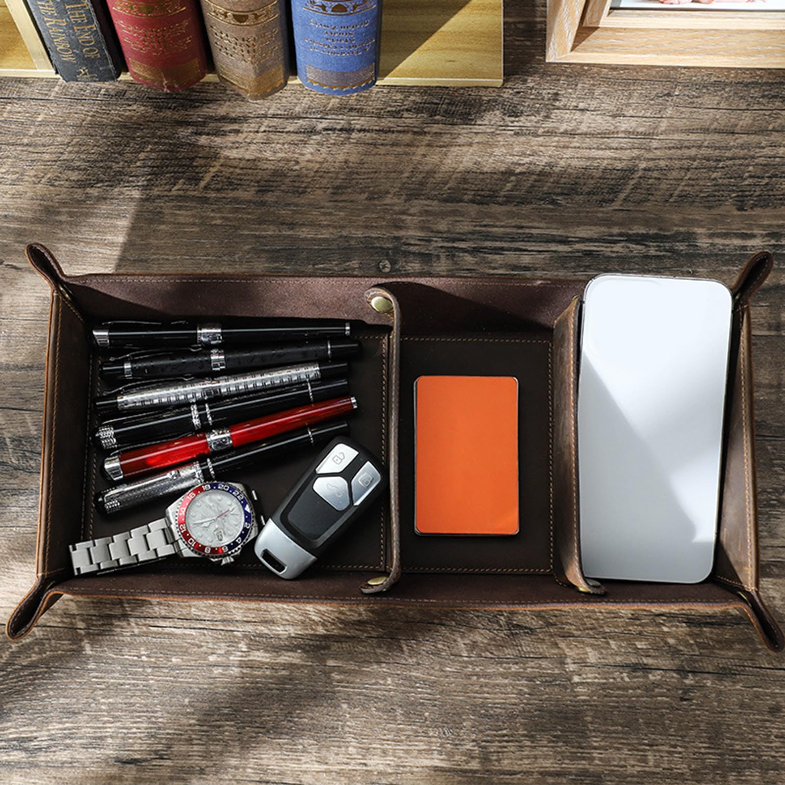 Daily Essentials, vassoio organizer in pelle marrone caffè, 40 x 22 x 4,5 cm, vassoio da tavolo per scrivania, ingresso, comò e tavolino portaoggetti in pelle, organizer da scrivania da tavolo, da