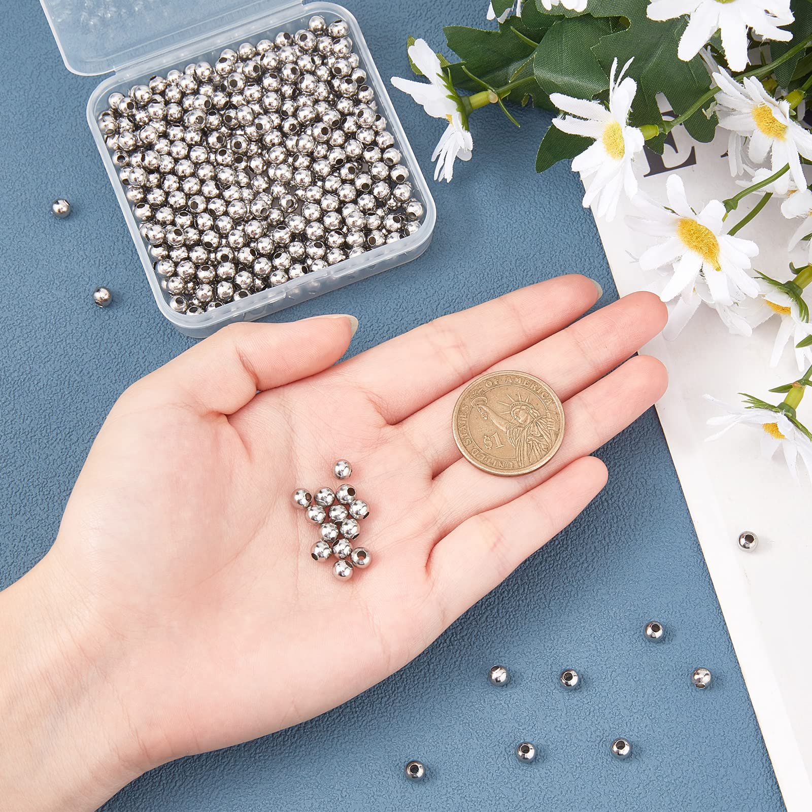 UNICRAFTALE Circa 500 pezzi Perline di Spaziatura Rotonde in Acciaio Inox 4 mm Perline Distanziali Piccole in Bulk Perla di Metallo Liscio per la fabbricazione di braccialetti di Collane di Gioielli