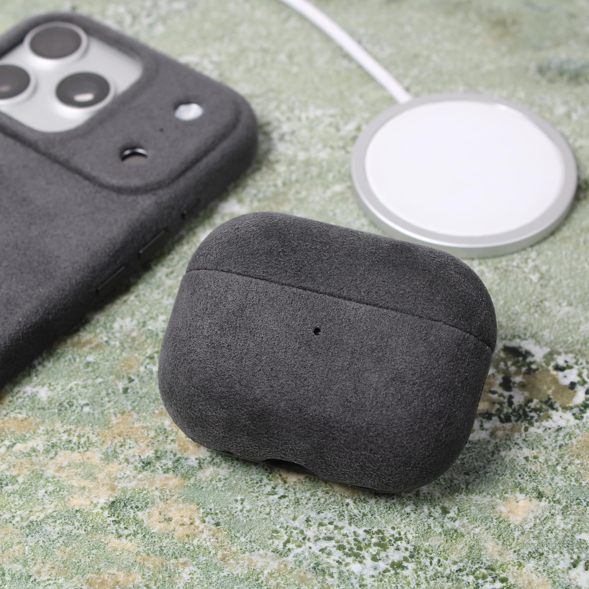 Coque AirPods Pro 3 Compatible Apple en Alcantara, étui de Protection Premium, Protection Case MagSafe Compatible, fabriqué à la Main (Charcoal Grey)