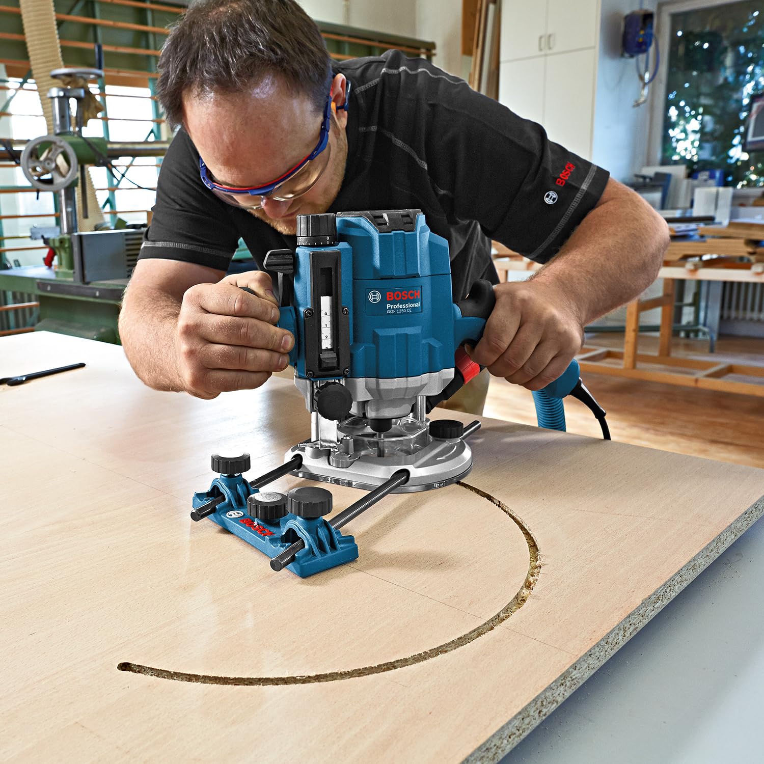 Bosch Professional Fresatrice verticale GOF 1250 CE (incl. chiave fissa 19 mm, guida parallela con regolazione di precisione, adattatore per anelli a copiare, pinza di serraggio, L-BOXX)