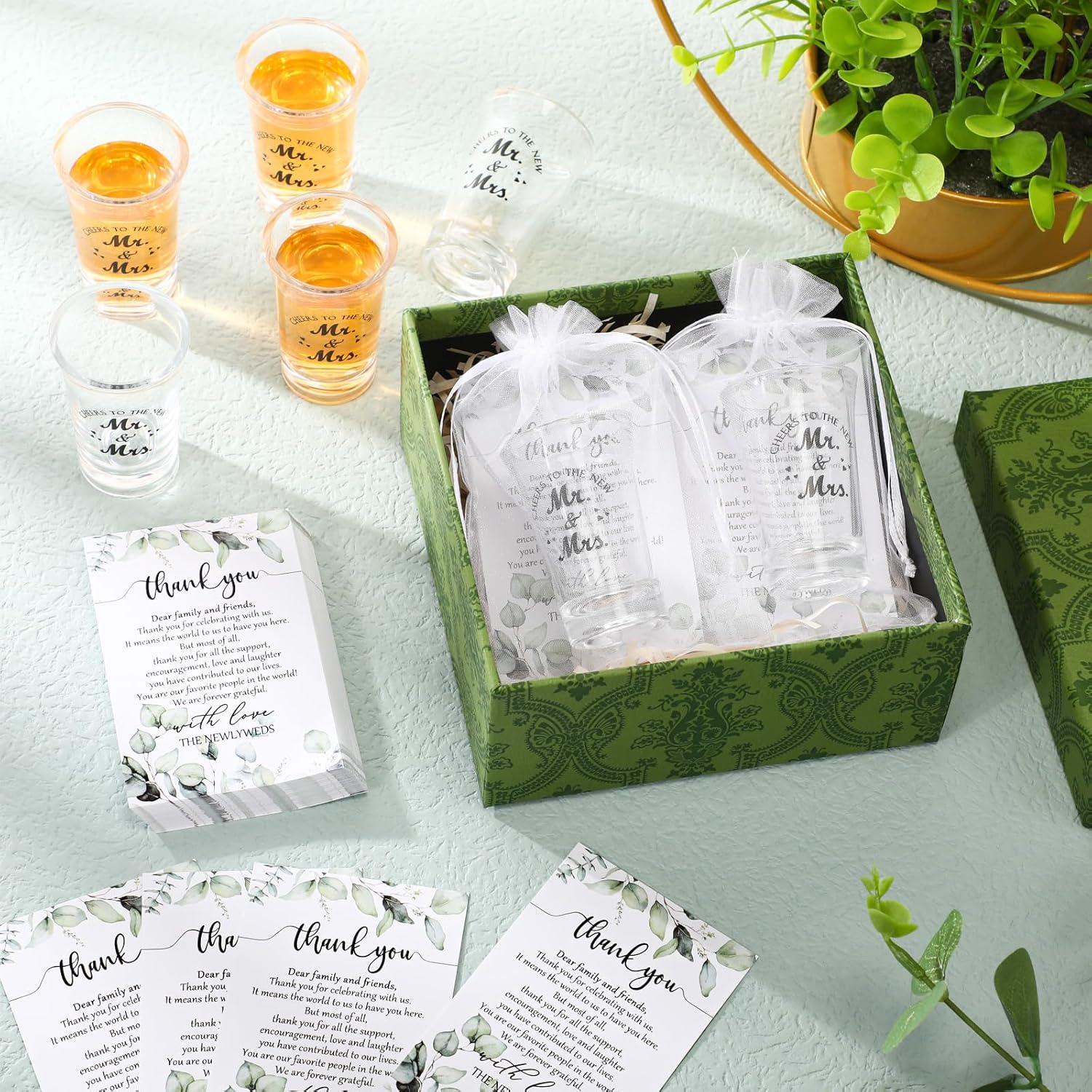 Uiifan 100 Sets Wedding Favors for Guests Wedding Shot Glasses Acrylic Clear Plastic Shot Glasses with Thank You Cards and Organza Bags for Guest Newlyweds Bridal Shower Gift (Mr & Mrs)