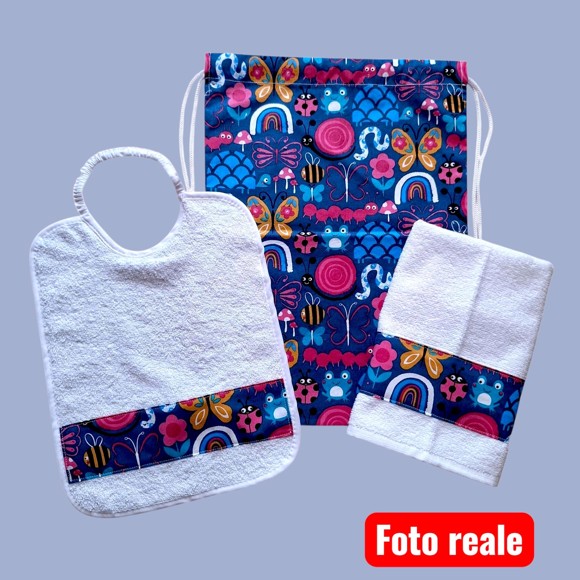 AmiAmarena Set Scuola Materna, Asilo Nido con Nome Ricamato. Sacca a zaino, bavaglino con elastico e asciugamano con asola. 100% cotone Made in Italy (Lollipop, Multicolore)