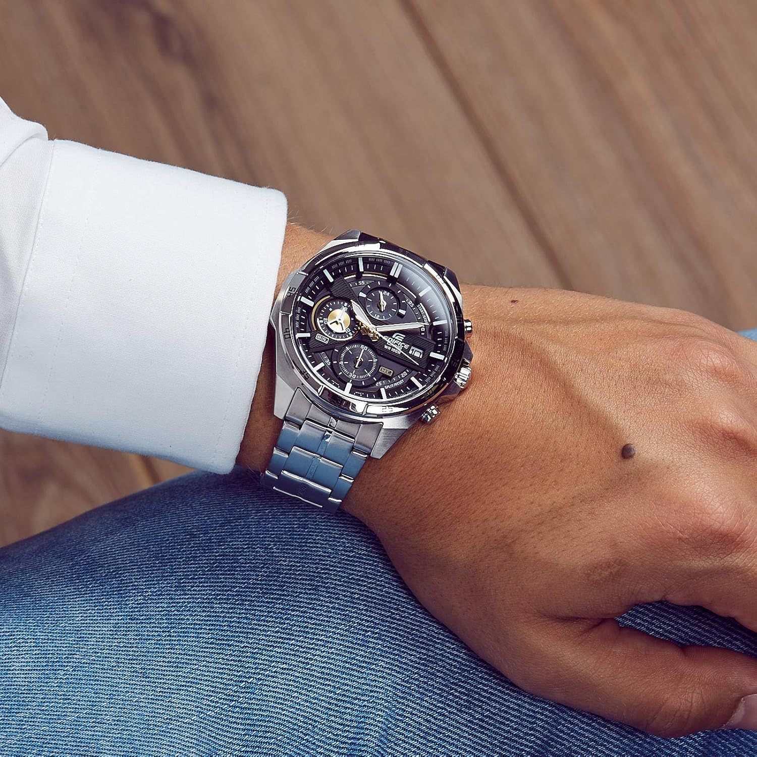 Casio EDIFICE Orologio, Robusta Cassa, 10 BAR, Dorato/Nero, Uomo con Cinturino in Acciaio Inox EFR-556D-1AVUEF