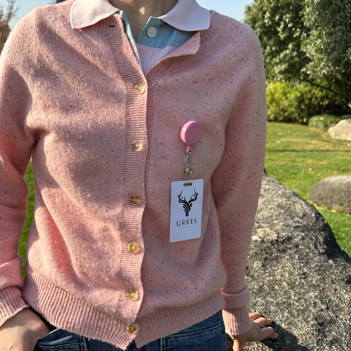 QREEL Carrete de insignia con clip para cinturón, clip retráctil para insignia, clip para tarjeta de identificación con cable retráctil de 29 pulgadas (rosa, paquete de 2)
