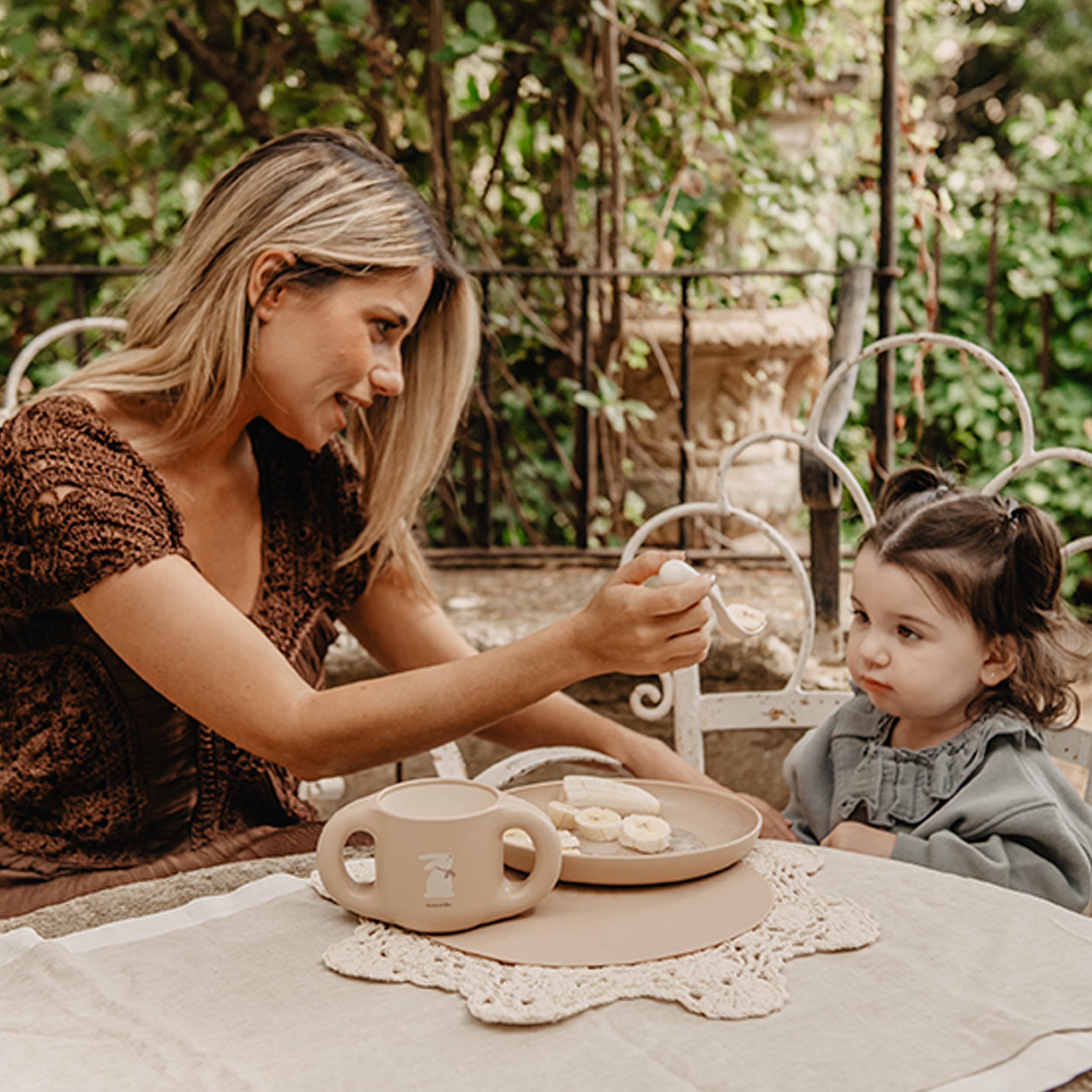 Suavinex, Set Vaisselle Bébé. Coffret Repas Enfant, 5 pièces. Comprend : Assiette + Bol + Tasse + Cuillère + Nappe Antidérapante. 6+ Mois. Durable, Apte pour le lave-vaisselle, Micro-onde. Rose