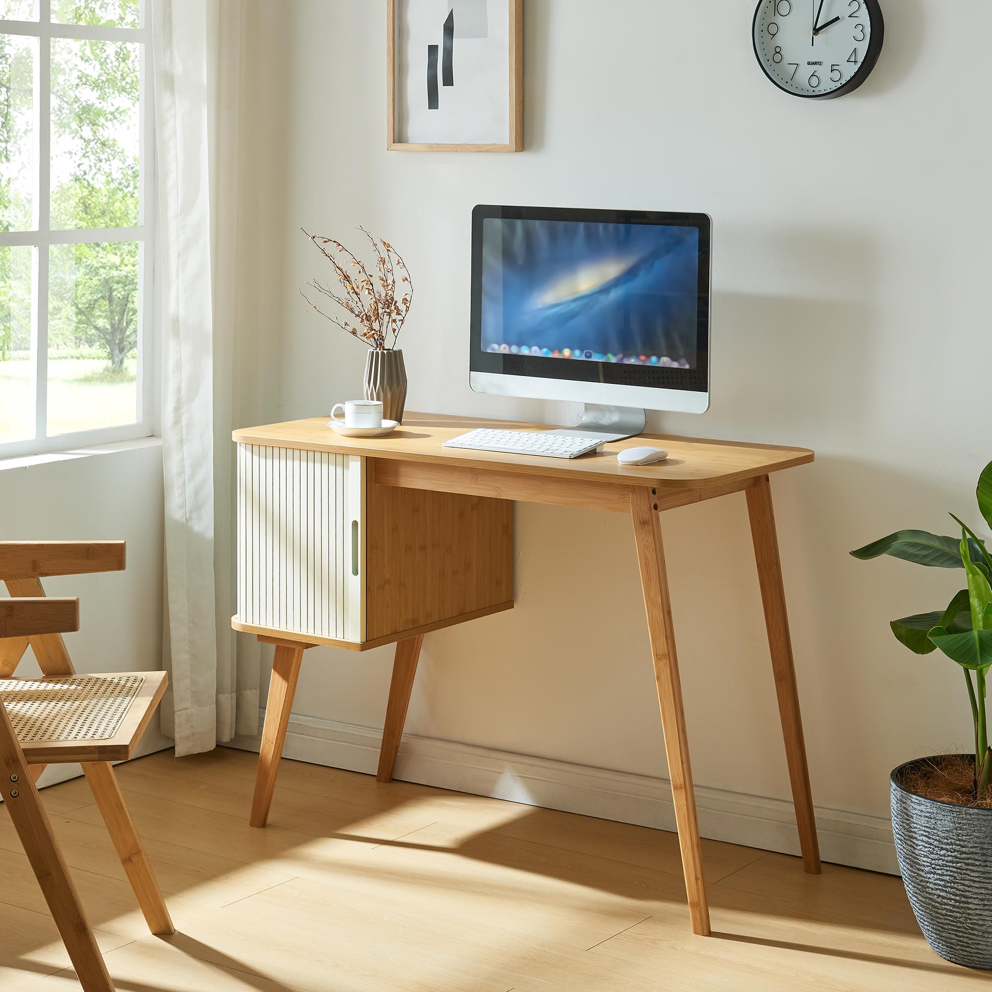 [en.casa] Escritorio Pequeño Tysvær con Compartimento con Puerta Corredera Mesa de Escritorio para Oficina Despacho Estudio MDF Bambú 75 x 105 x 48 cm - Natural/Blanco Crema