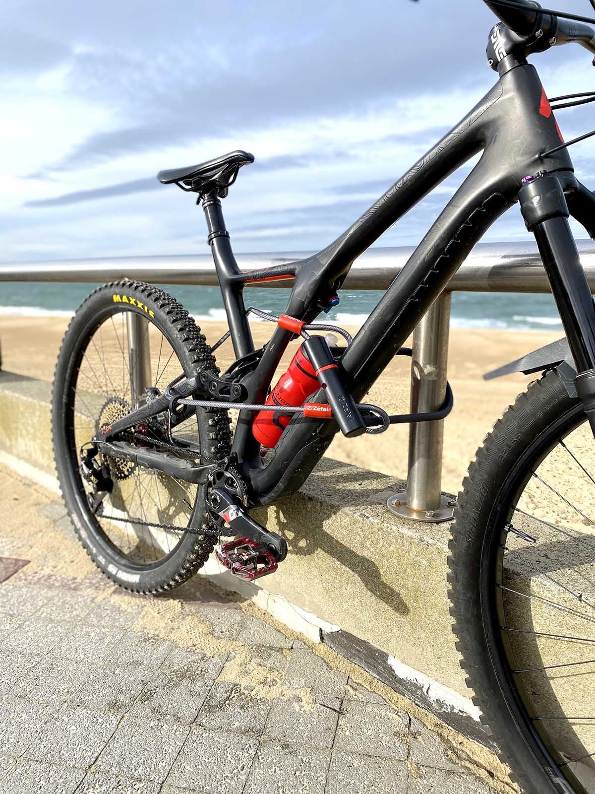 Zéfal K-Traz U17 - Lucchetto in acciaio pesante a forma di U per bicicletta + Cavo da 120 cm - lucchetto a forma di U per biciclette, biciclette elettriche, mountain bike - Antifurto Bicicletta