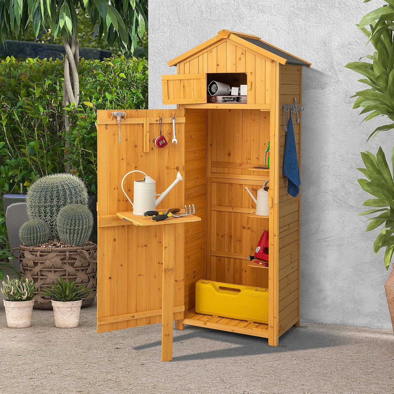 FANTASK Armadio da giardino in legno con tavolo e porta pieghevoli, resistente alle intemperie, capanno degli attrezzi con 8 ganci, capannone in legno con tetto a capanna per attrezzi da giardino