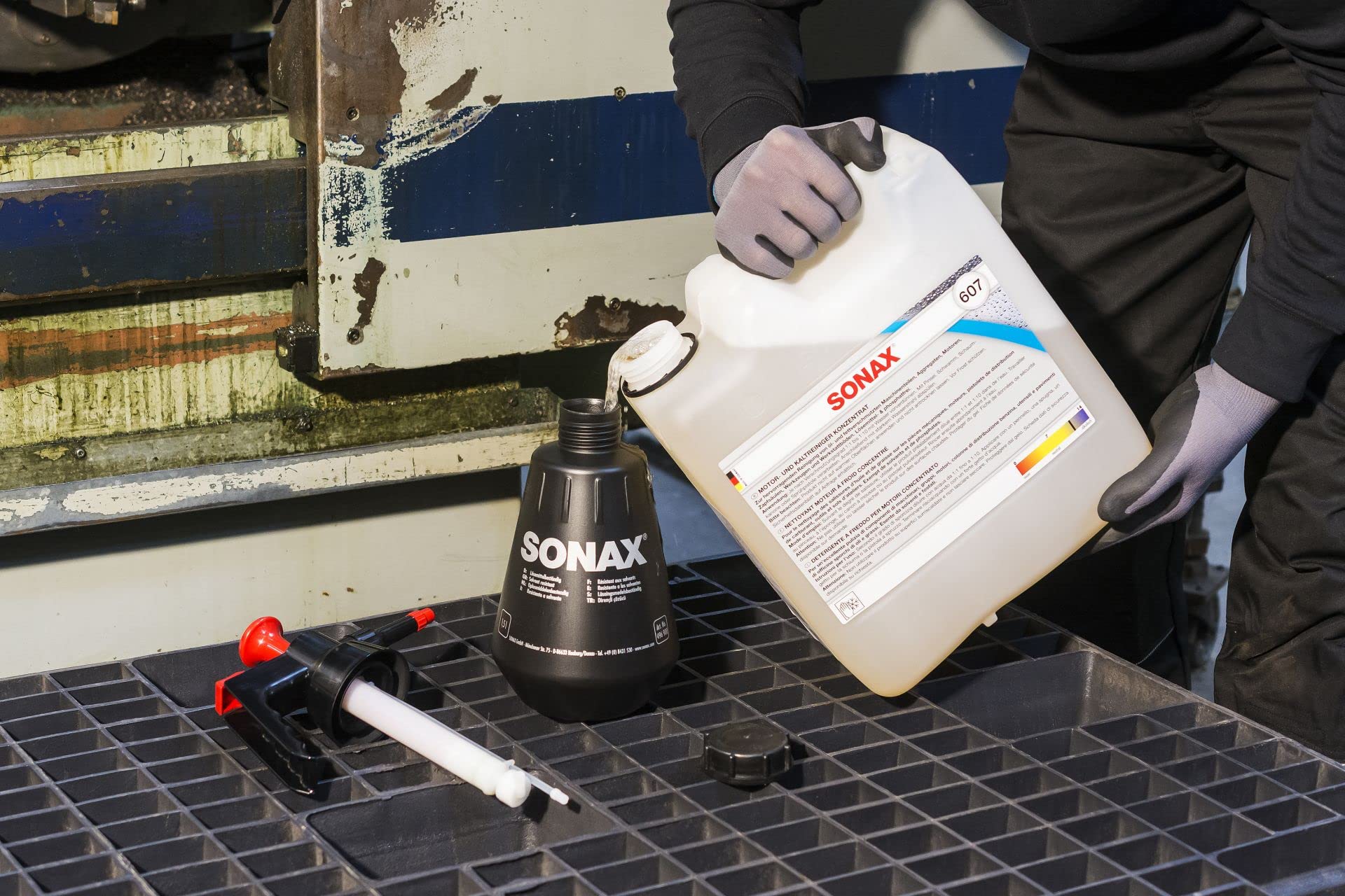 SONAX Motor+KaltReiniger (10 Liter) beseitigt schnell und zuverlässig alle Öl- und Fettverschmutzungen von Motoren, Maschinenteilen, Aggregaten und Werkzeugen | Art-Nr. 06076000