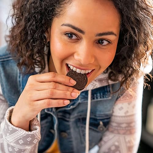 Miniatura 10 de OREO - Galletas de sándwich de chocolate, 30 paquetes de snack de 1.59 oz