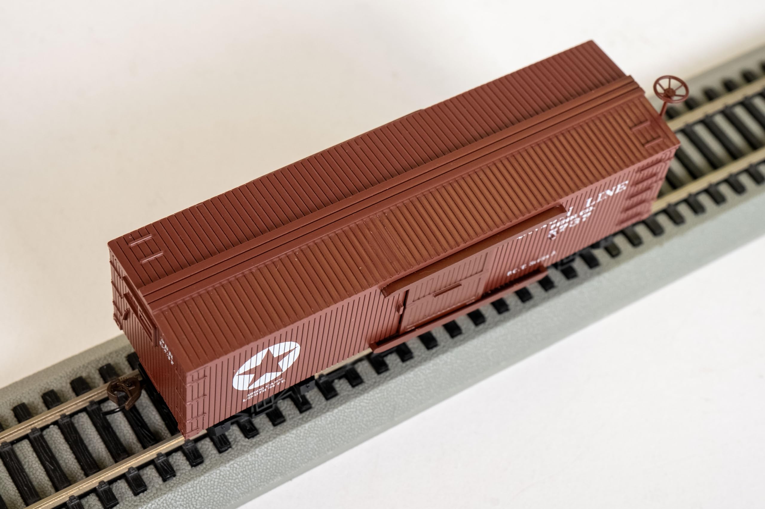 Amazon.com: Bachmann Trains - Old-Time Box Car - Union LINE - HO  display picture 1