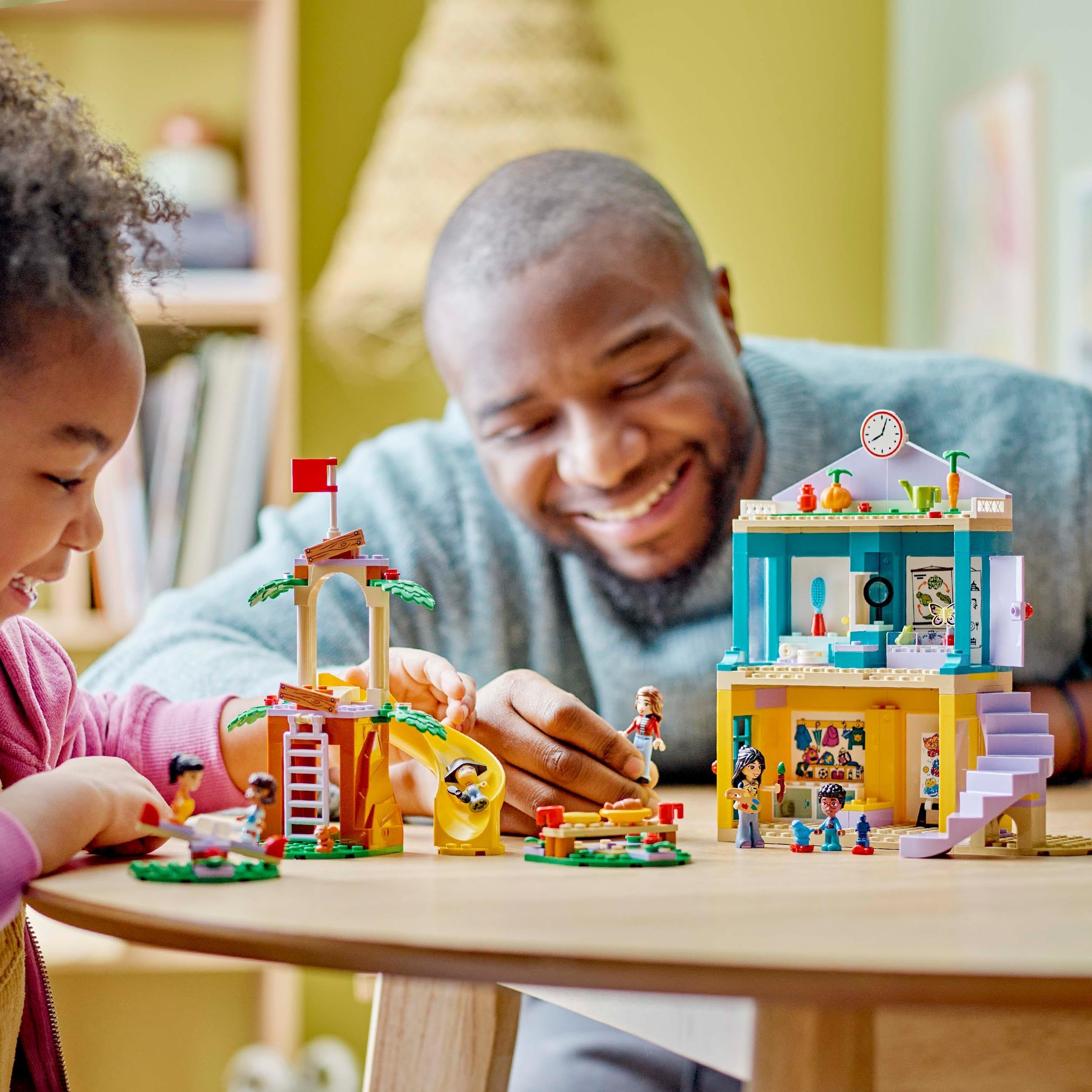 LEGO Friends Heartlake City Kindergarten, Spielset für Mädchen und Jungen ab 4 Jahren, kreative Rollenspiele mit 2 Spielfiguren und 4 Mikro-Spielfiguren, Spielzeug für soziale Entwicklung 42636