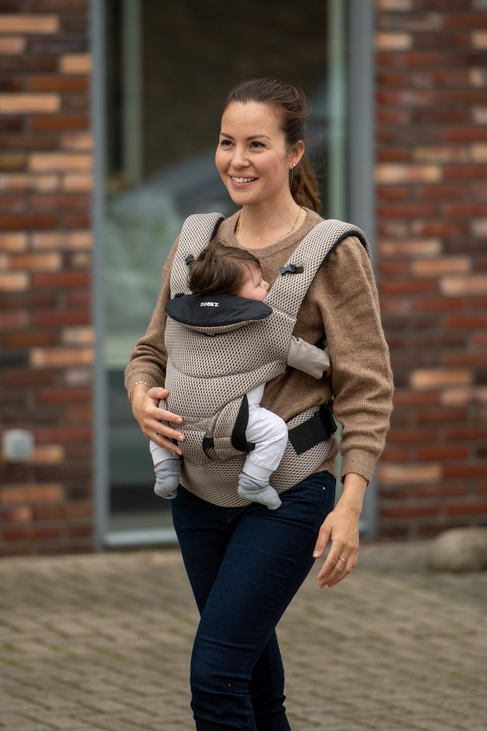 Dooky Urban Comfort ergonomiczne nosidełko dla niemowląt (odpowiednie dla dzieci w wieku 0-3 lat i 3,5-15 kg, oddychający materiał, trzy różne możliwości noszenia), kolor: beżowy desert
