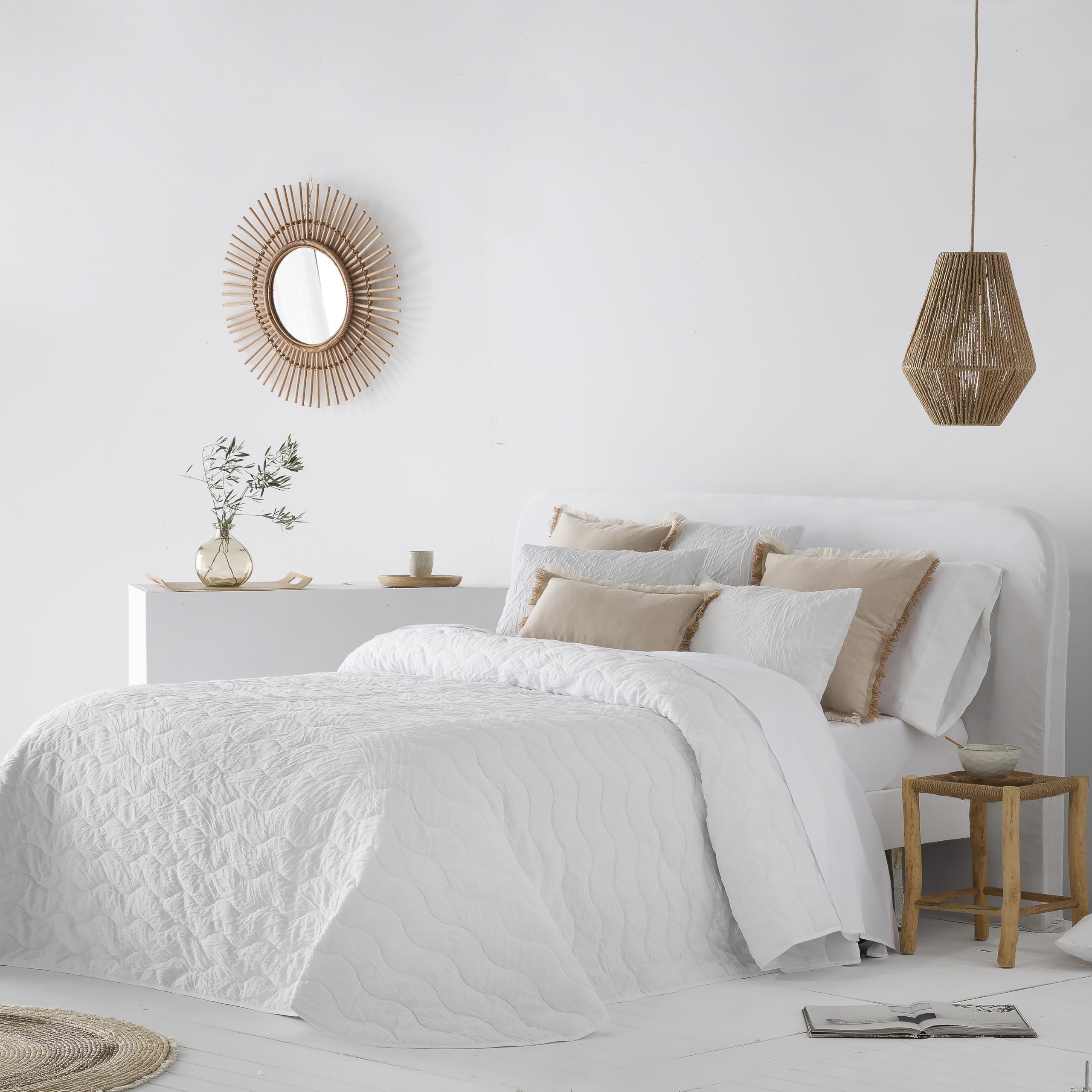 Fundeco - Colcha Cama 135 - Diseño con Textura de Trazos - Acolchado Fino - Color Blanco - Medida 235x270 cm - Incluye 1 Funda de Cojín 50x70 cm - Gramaje 80 gr/m² (Celso Blanco)
