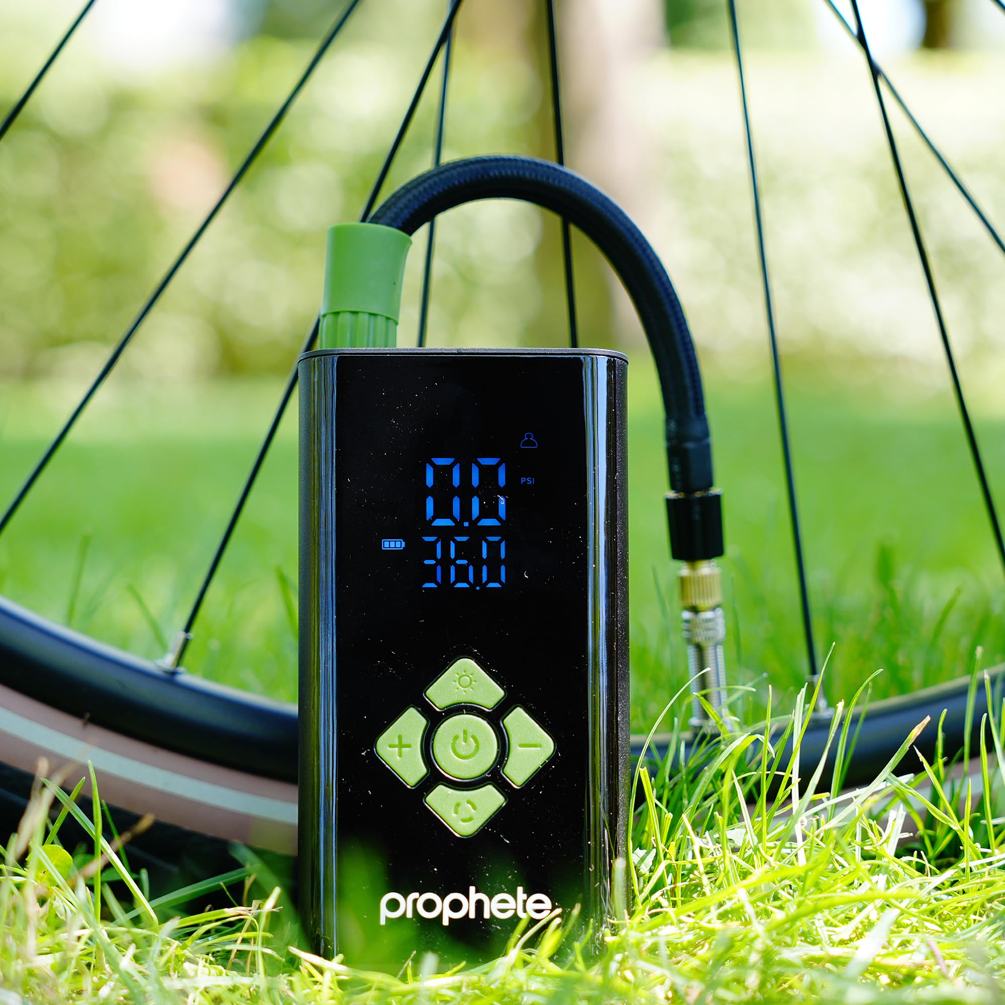 Prophete Elektrische Akkupumpe – kompakte Luftpumpe für Fahrradreifen, Bälle & Luftmatratzen – 4000 mAh Akku, 8,3 bar Maximaldruck, LED-Licht & Powerbank-Funktion, inkl. Adapter & USB-C Ladekabel