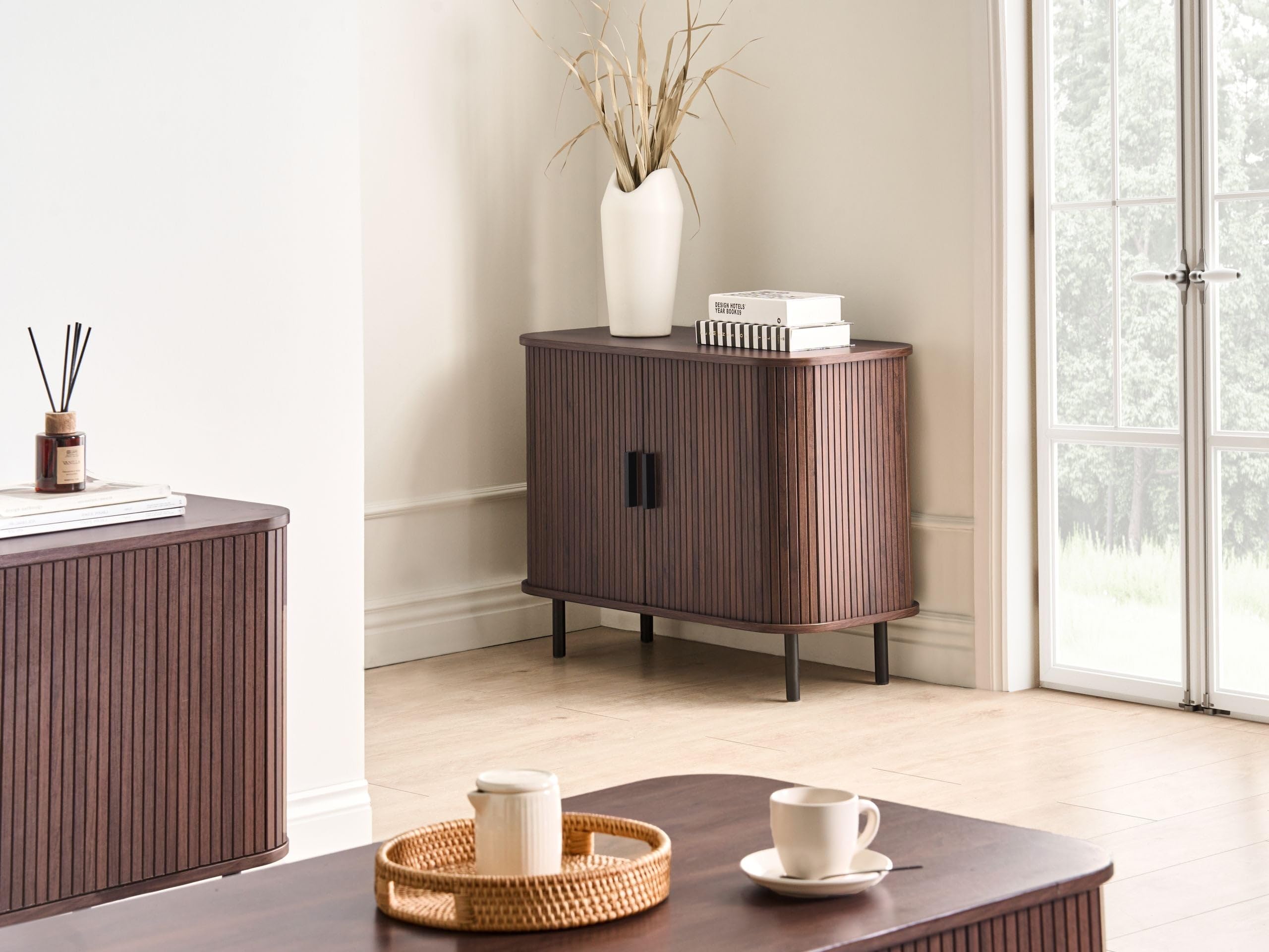Beliani Aparador Retro Puertas correderas MDF Patas de Metal Madera marrón Oscuro Bradley