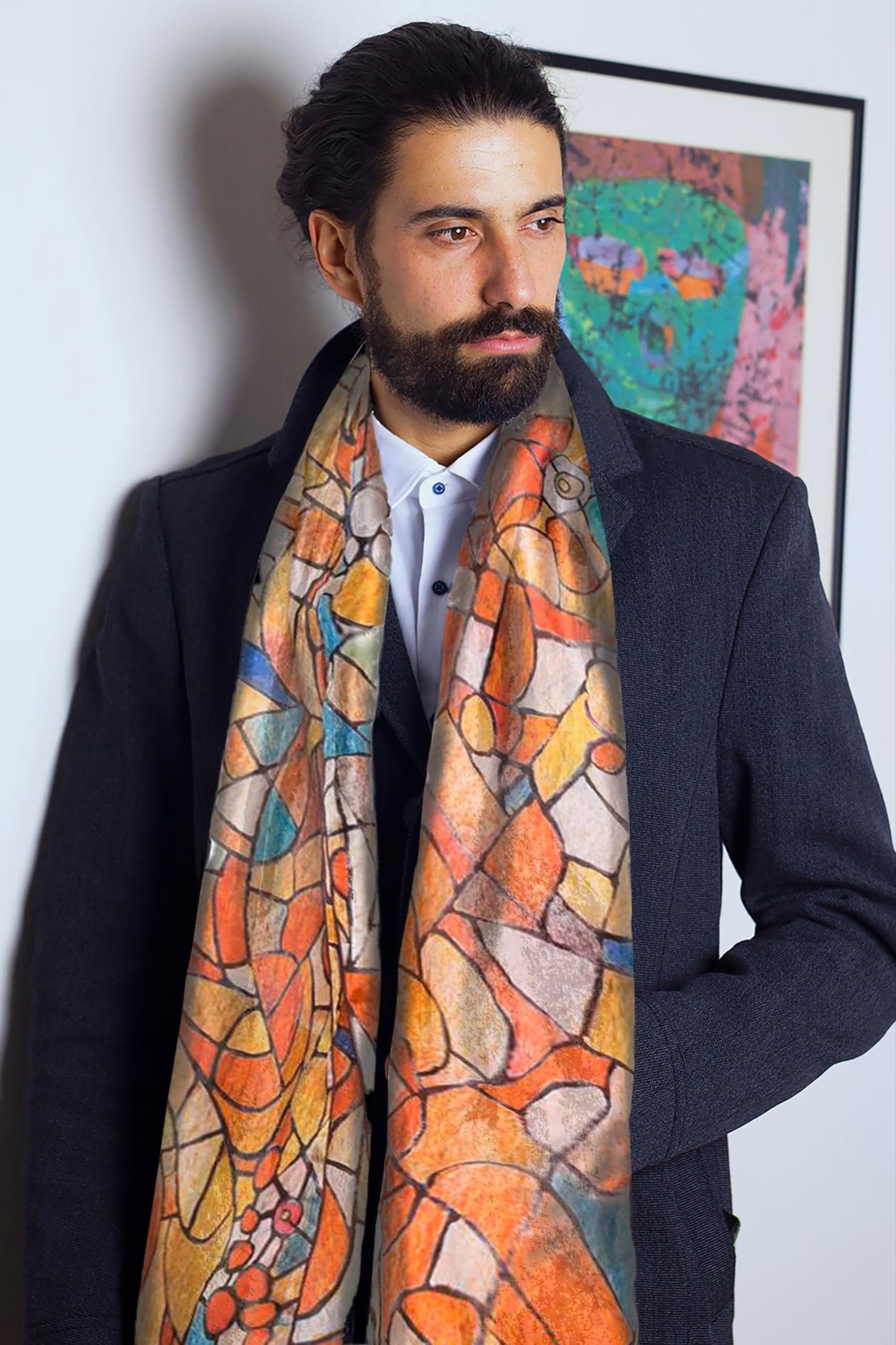 Roter Seidenschal mit Mosaikdruck für Herren, ein Design, inspiriert vom Buntglaslicht der Sagrada Familia in Barcelona