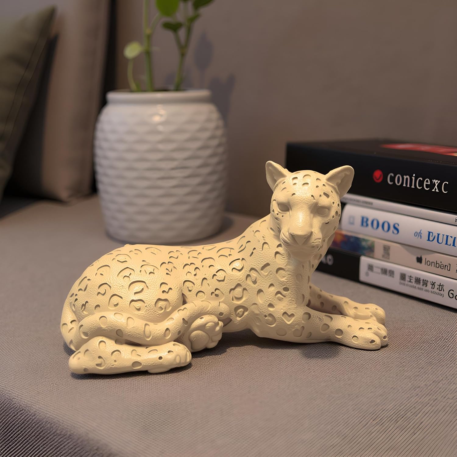 Cheetah Statue Home Decor Sculpture, Sitting Cheetah Desktop Ornament,Handmade with Resin,Office countertop Decoration,Suitable for Living Room, Dining Table, Bedroom