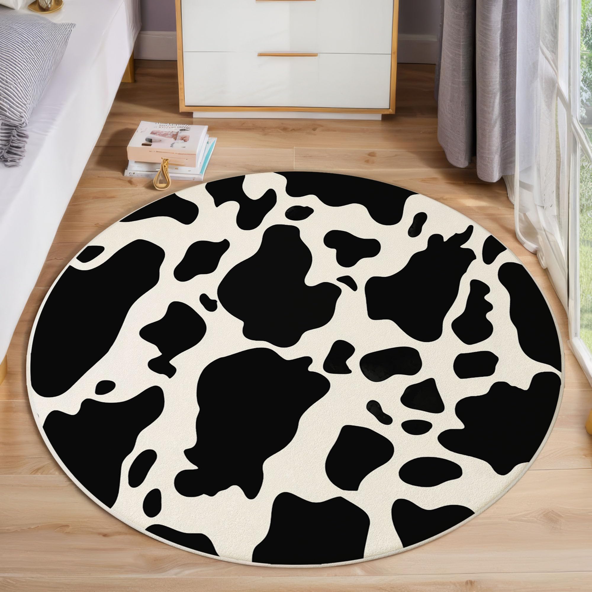 Tapis rond motif vache de 160 cm en noir et blanc pour habiller le sol du salon