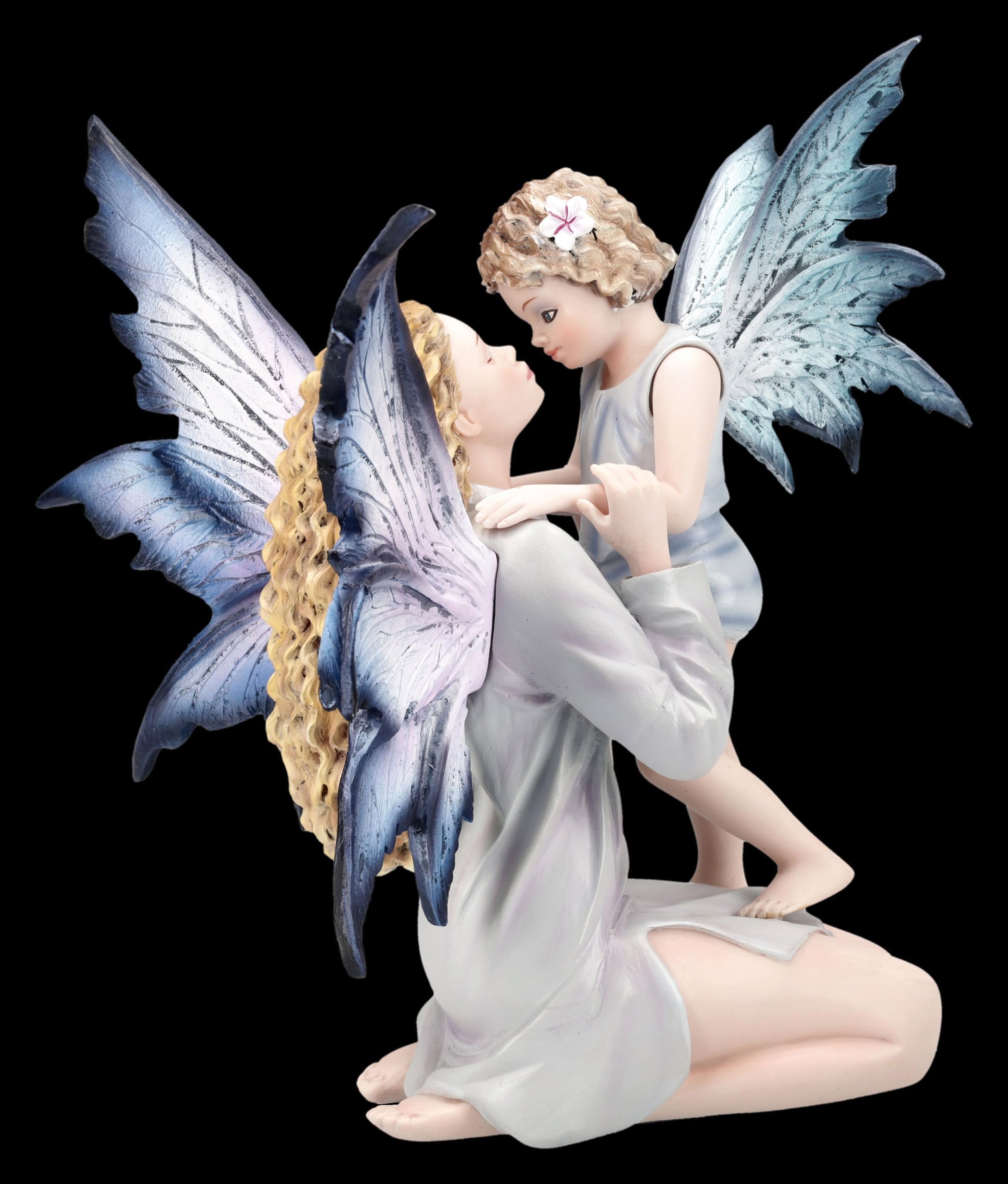 Figuren Shop GmbH Elfenfigur mit Kind – Mutterliebe der Feen – handbemalte Fantasy-Deko (24 cm) – Tales of Aurelion Collection – Geschenkidee für Mütter, Sammler & Liebhaber zarter Symbolik