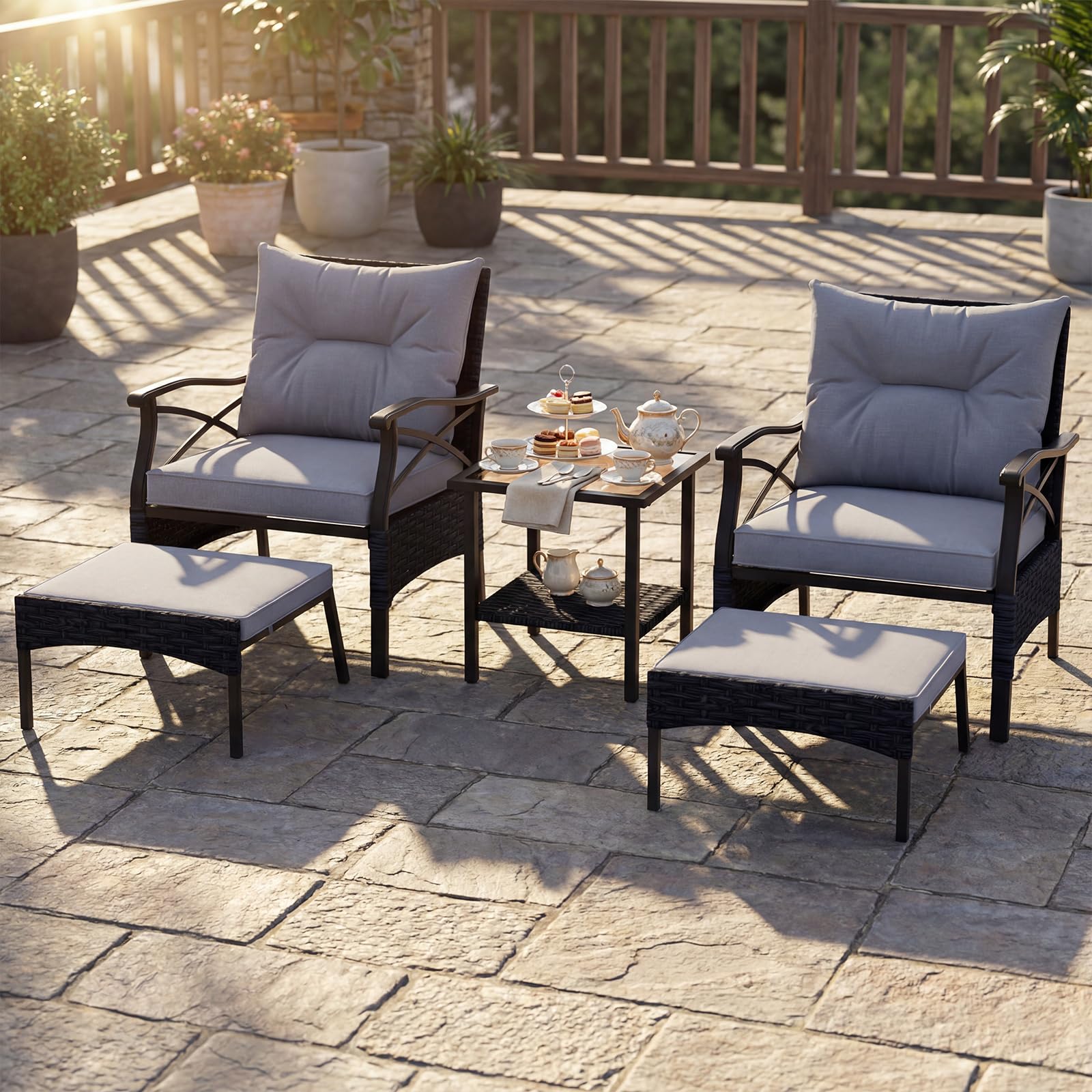 LIFEZEAL Salón de jardín exterior de ratán PE, juego de jardín exterior, 5 piezas, 2 sillones con cojines y 2 reposapiés, mesa de cristal con un estante, sillones, para terraza y patio (gris)