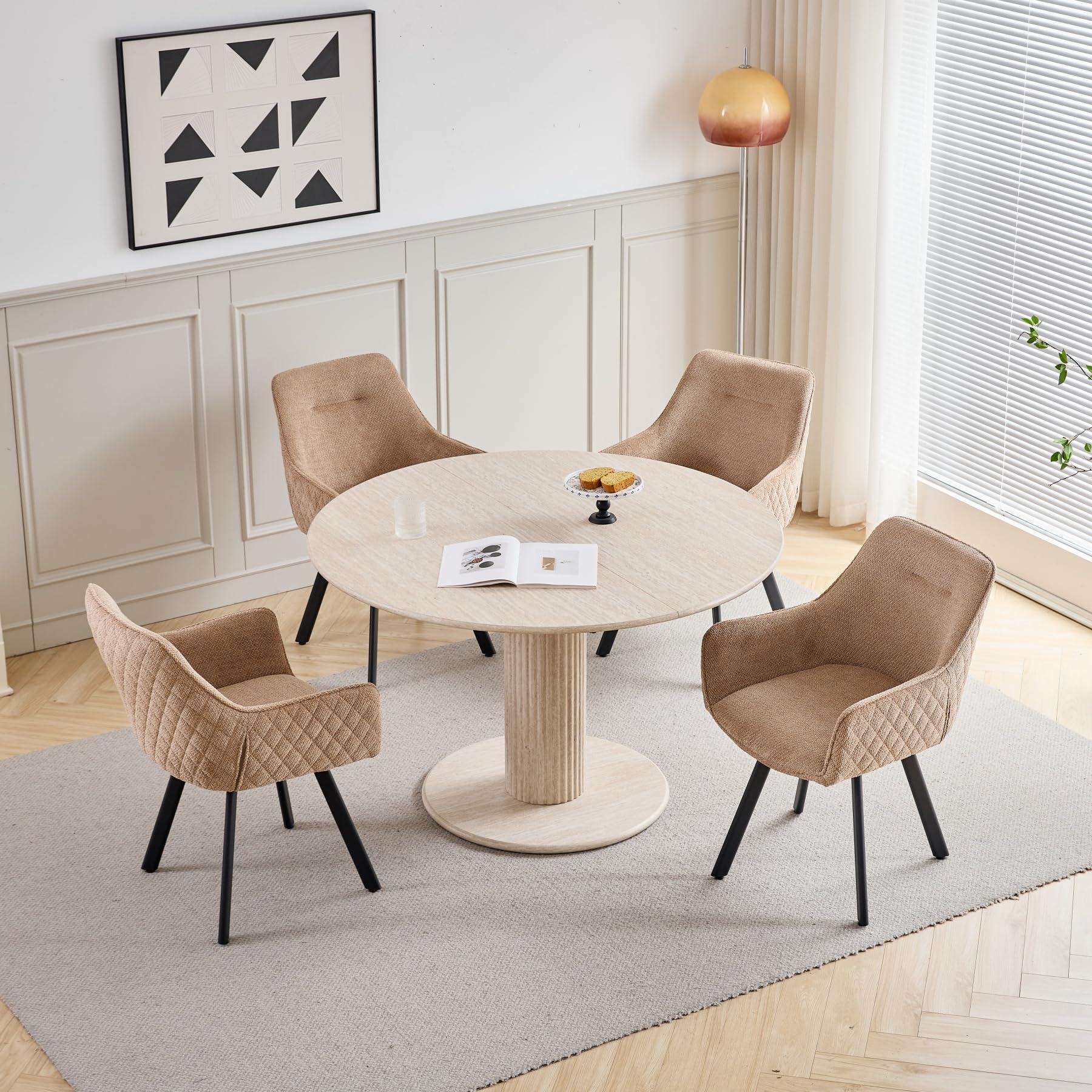 Juego de Mesa y 4 Sillas de Comedor, Mesa Redonda Ø115 cm en MDF Efecto Travertino con Base Cilíndrica Ranurada, Sillas Giratorias 360° en Lino y Metal Negro, Amarillo + Marrón Claro