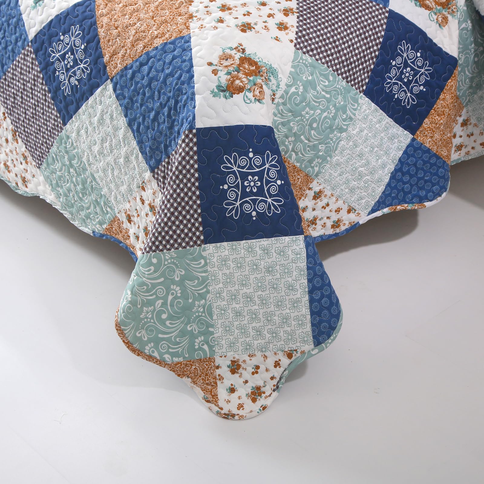 WONGS BEDDING Dessus de lit de 220 x 240 cm, carrés de patchwork matelassés à motif floral, en microfibre, avec 2 taies d'oreiller de 50 x 75 cm, bleu