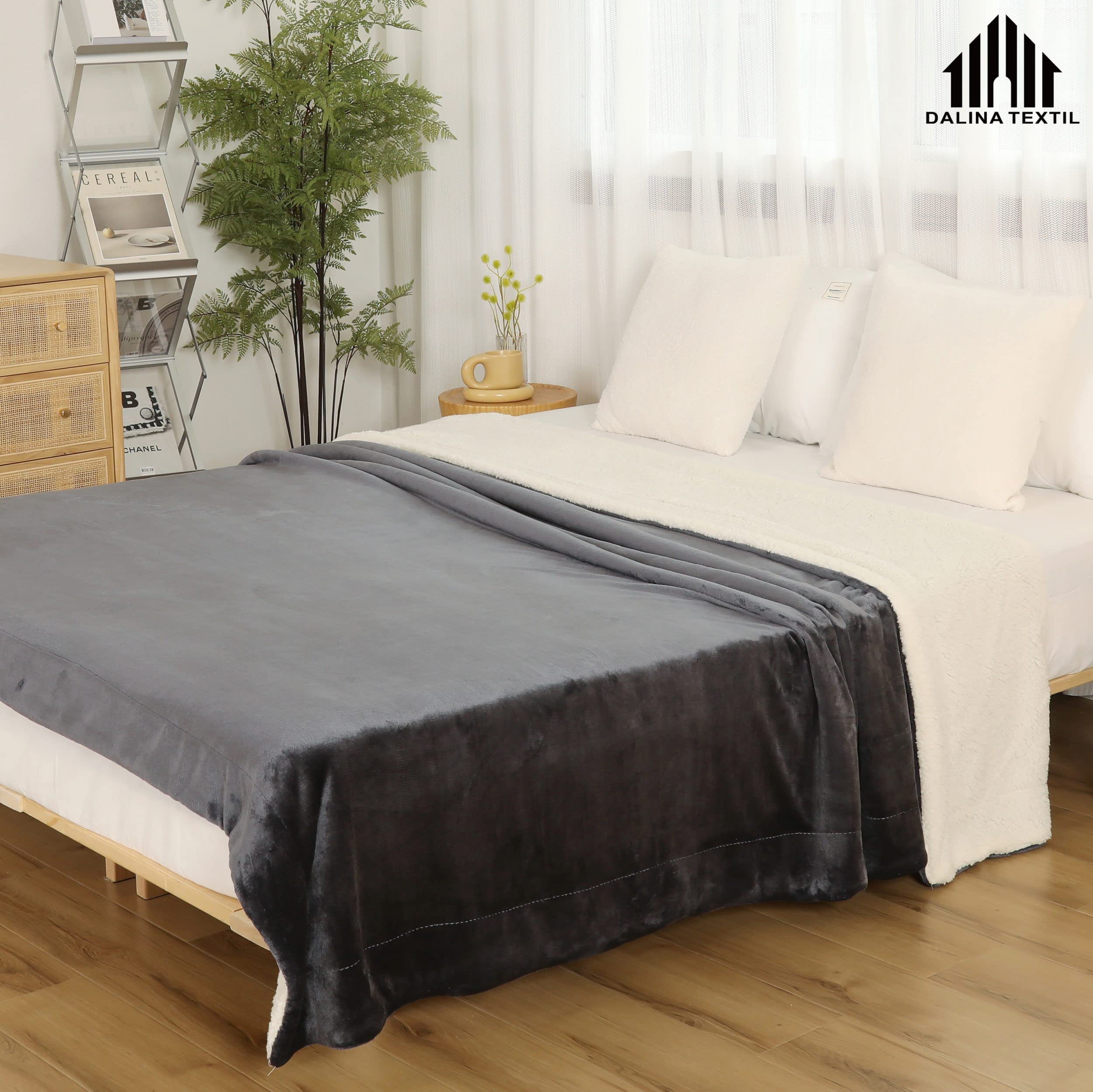 DALINA TEXTIL S.L Manta de Franela y Borreguito Suave 220x240 cm | Gruesa para Sofá Cama Invierno | Reversible y Abrigada | Gris Oscuro