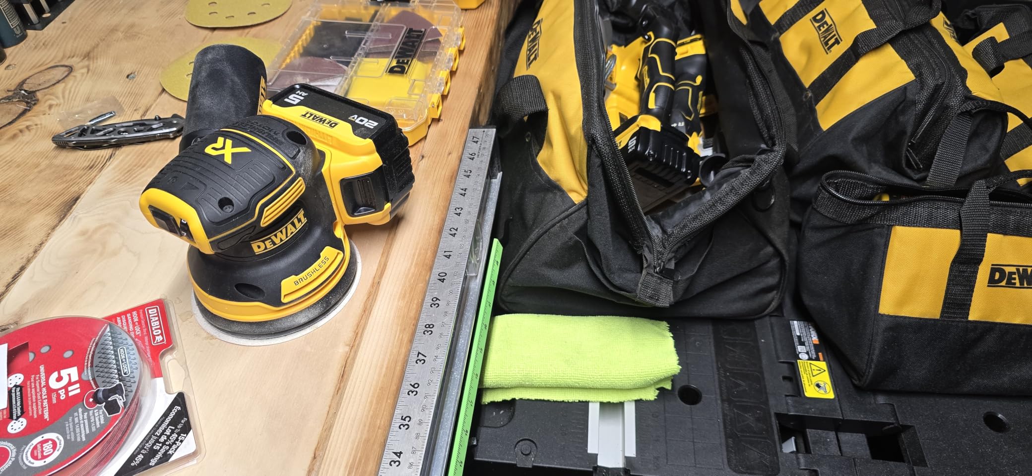 DeWalt DCW210B cordless random orbital sander
