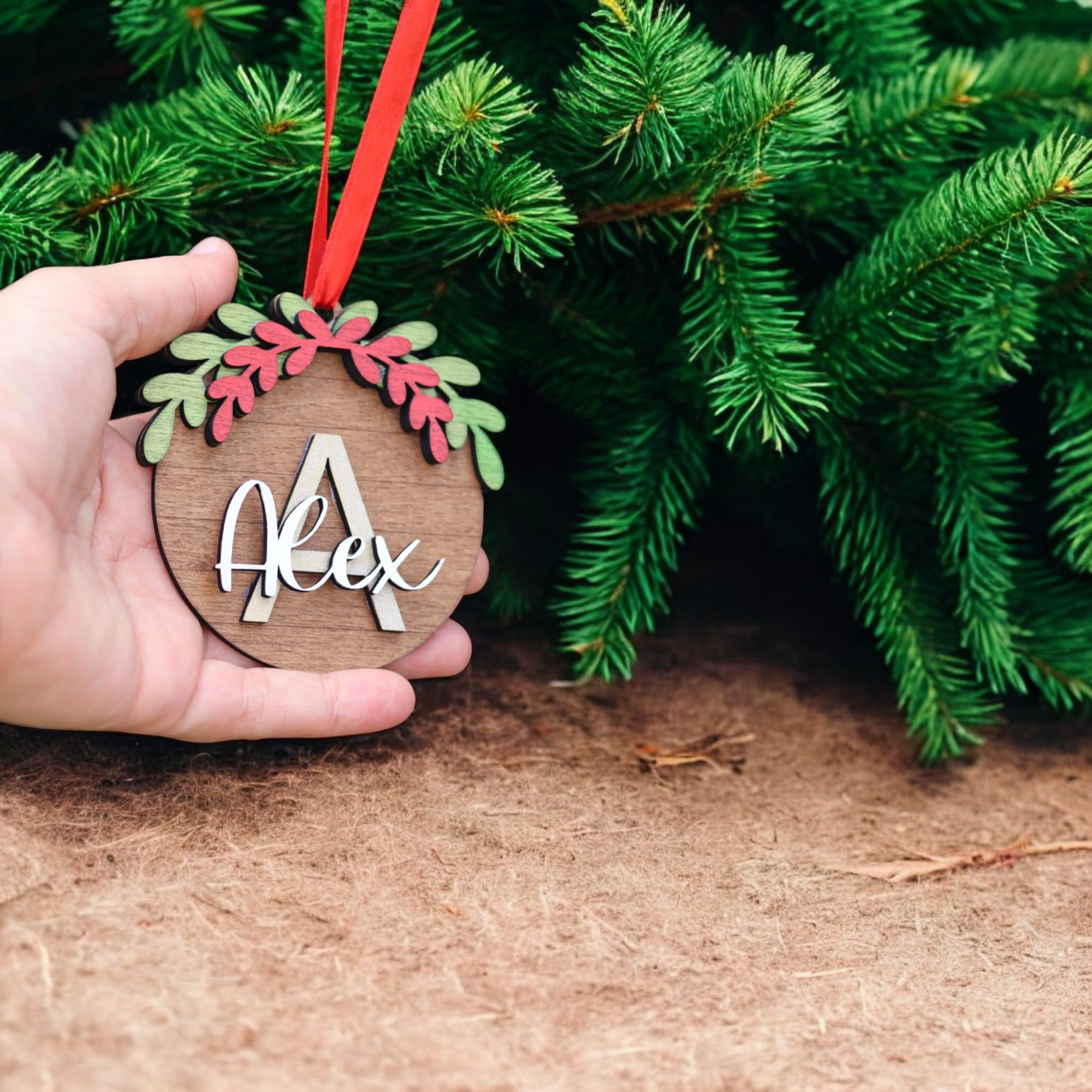 Personalisierte Weihnachtsdekoration aus Holz: individueller Name, handbemalt (6)