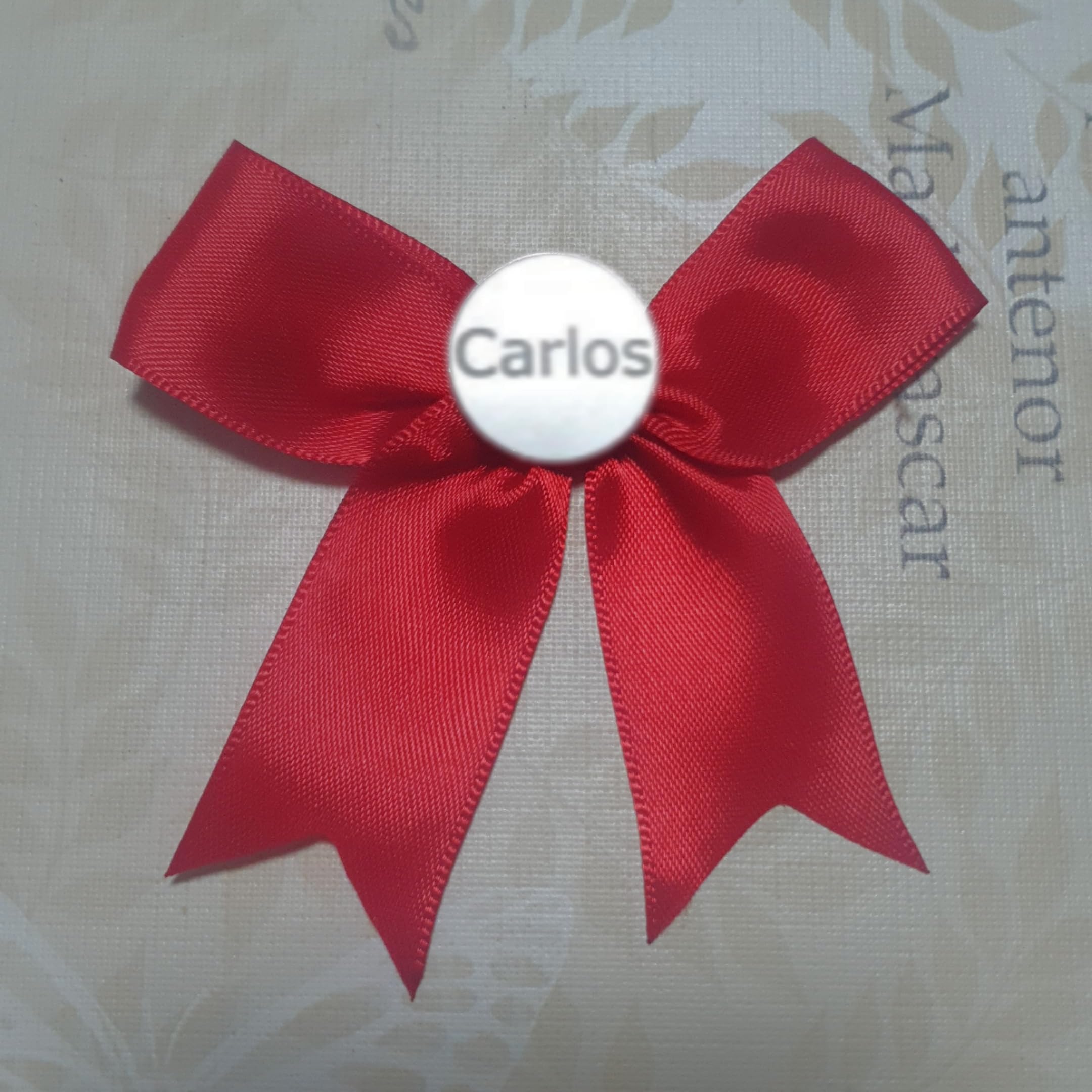 IDeluxe. Lazo rojo con chapa acero inoxidable con imperdible personalizada con nombre. Protector mal de ojo, buena suerte. Ideal para bebés, niños, adultos.