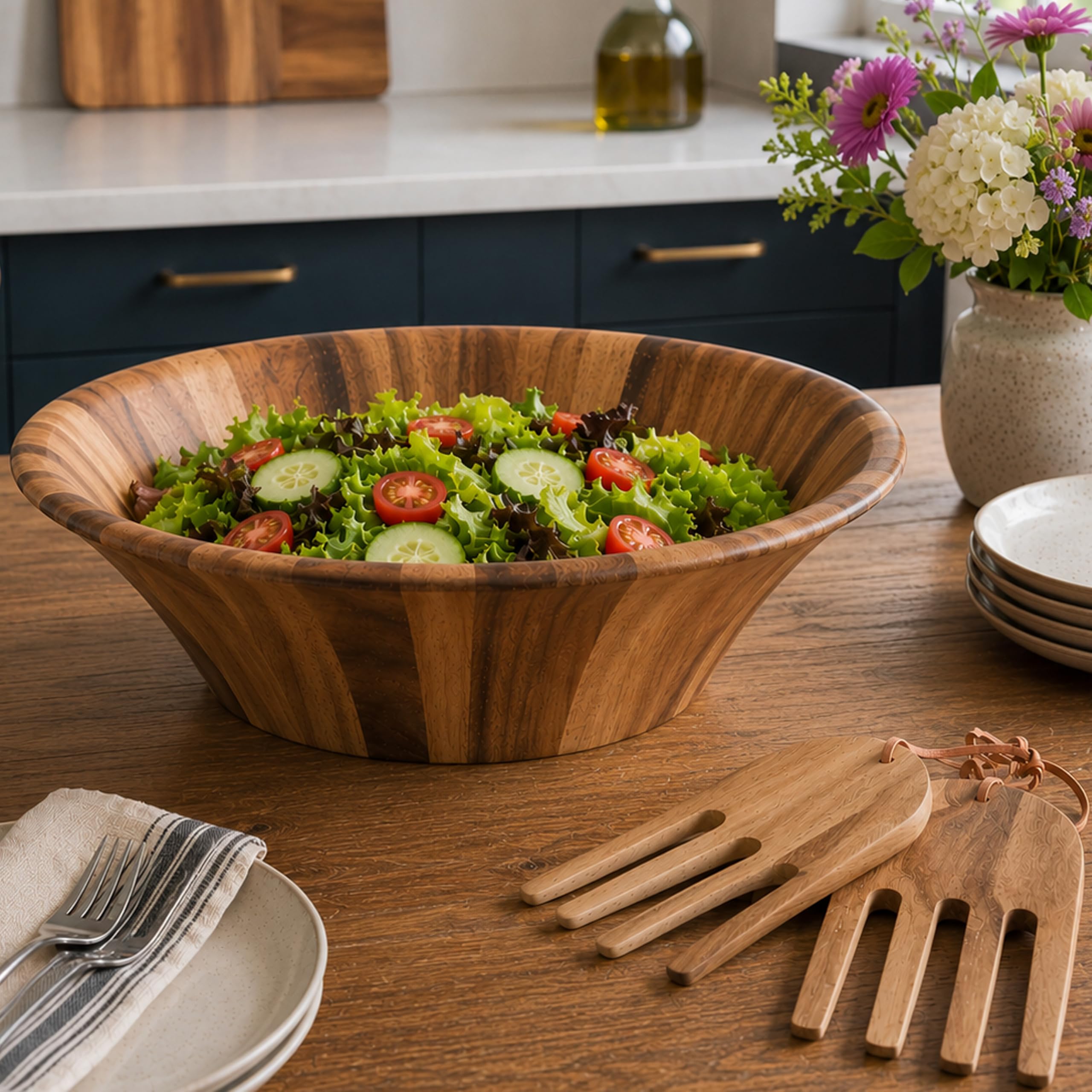 Woodard & Charles - Cuenco de madera de acacia para servir ensalada de 35,5 cm con manos de ensalada, juego de 3 piezas
