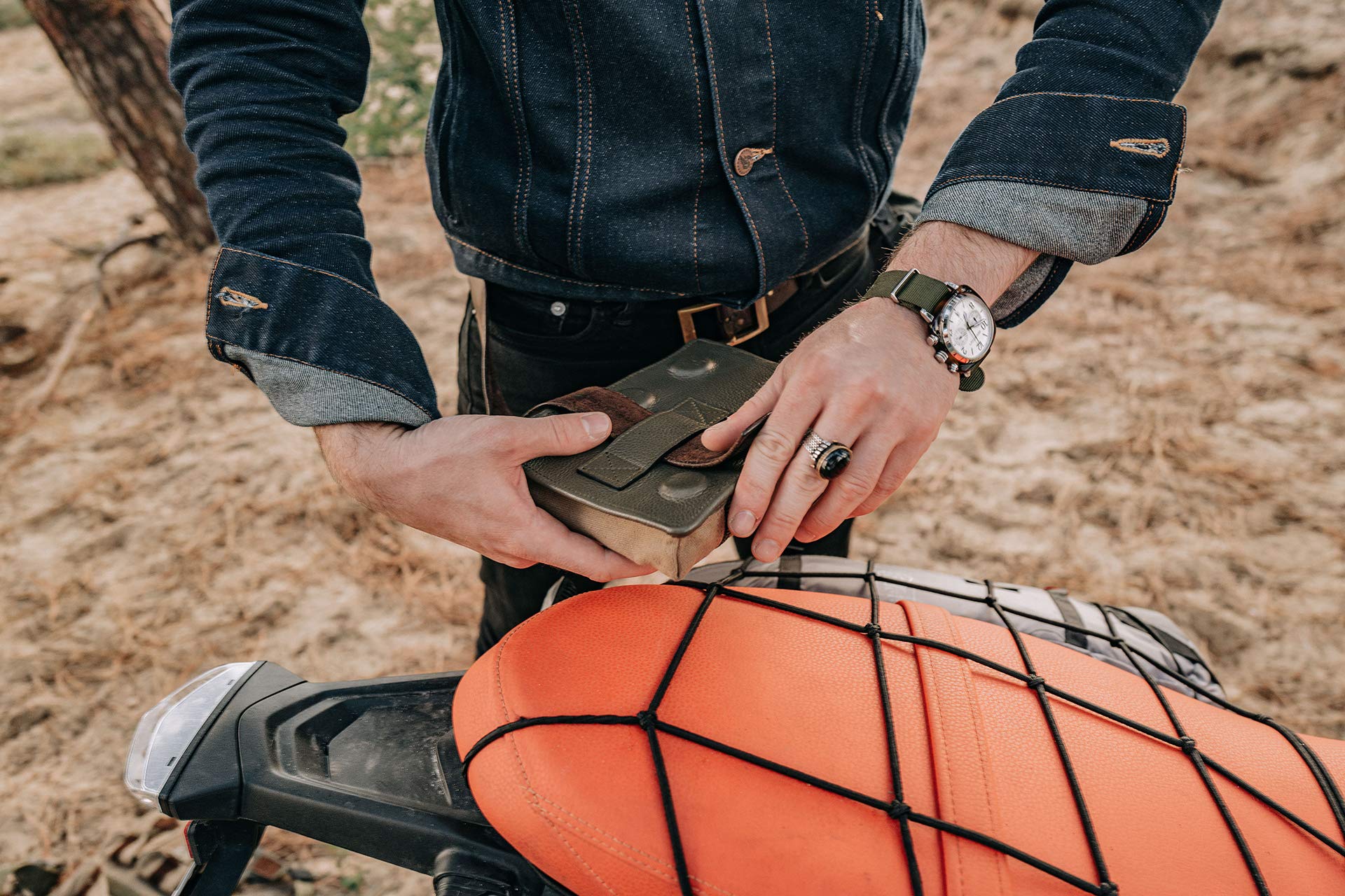 Tasche für Motorrad-Tank, magnetisch, Military – Vollnarbenleder, Vintage-Design & Veloursleder – wasserdicht & leicht – ergonomisch – langlebig