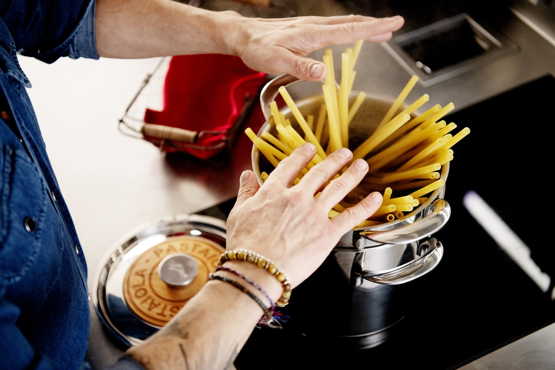 Lagostina Emozione Panier Perforé pour Pastaiola en Acier Inoxydable 18/10, Ø 20 cm, Panier à Pâtes pour Égoutter Rapidement les Aliments, avec de Grandes Poignées Soudées, Lavable au Lave-Vaisselle