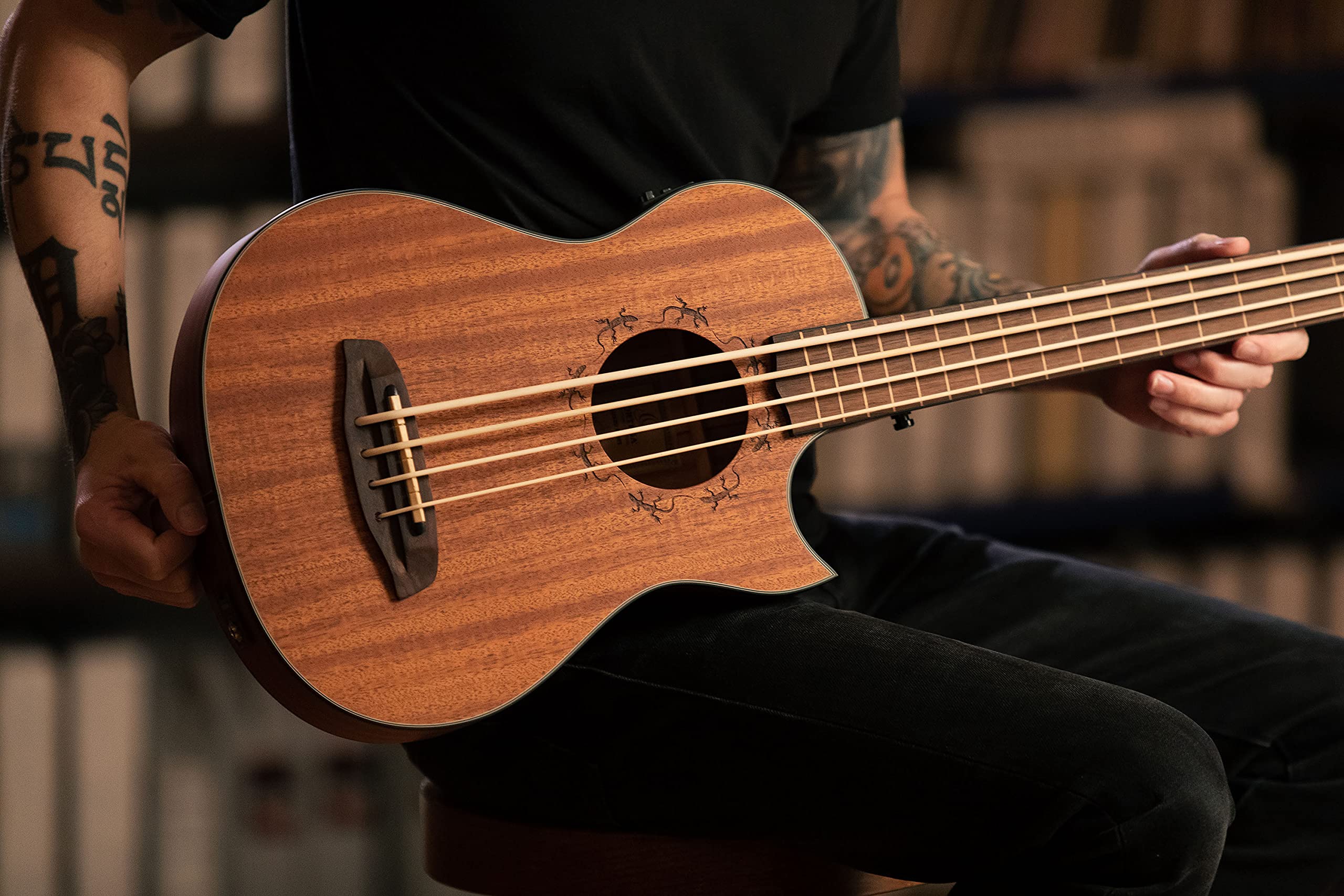 Ortega Guitars Bass Ukulele Elektro-Akustisch – Long Scale, ohne Bundstäbchen – Lizard Series – Inklusive Gig Bag – Massives Mahagoni, Natur (LIZZY-PRO)