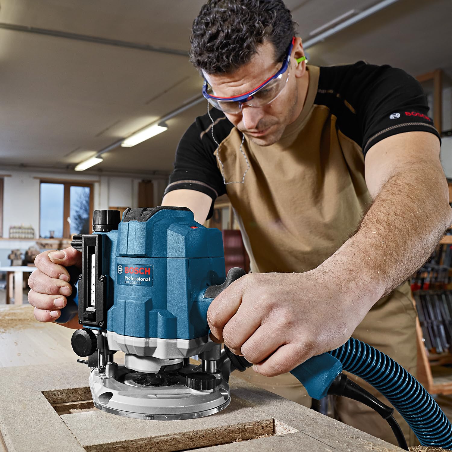 Bosch Professional Fresatrice verticale GOF 1250 CE (incl. chiave fissa 19 mm, guida parallela con regolazione di precisione, adattatore per anelli a copiare, pinza di serraggio, L-BOXX)