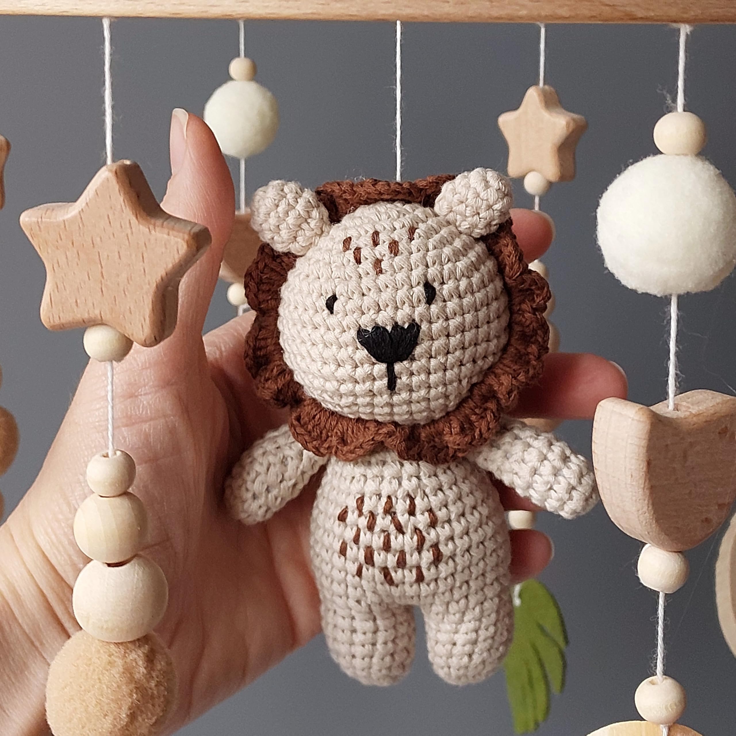 Häkel Baby Mobile mit Löwe – Safari Dschungel Mobile fürs Babybett - Handgemachtes Krippen-Mobile mit Rassel - Neutrale Babyzimmer - Deko Geschenk zur Geburt