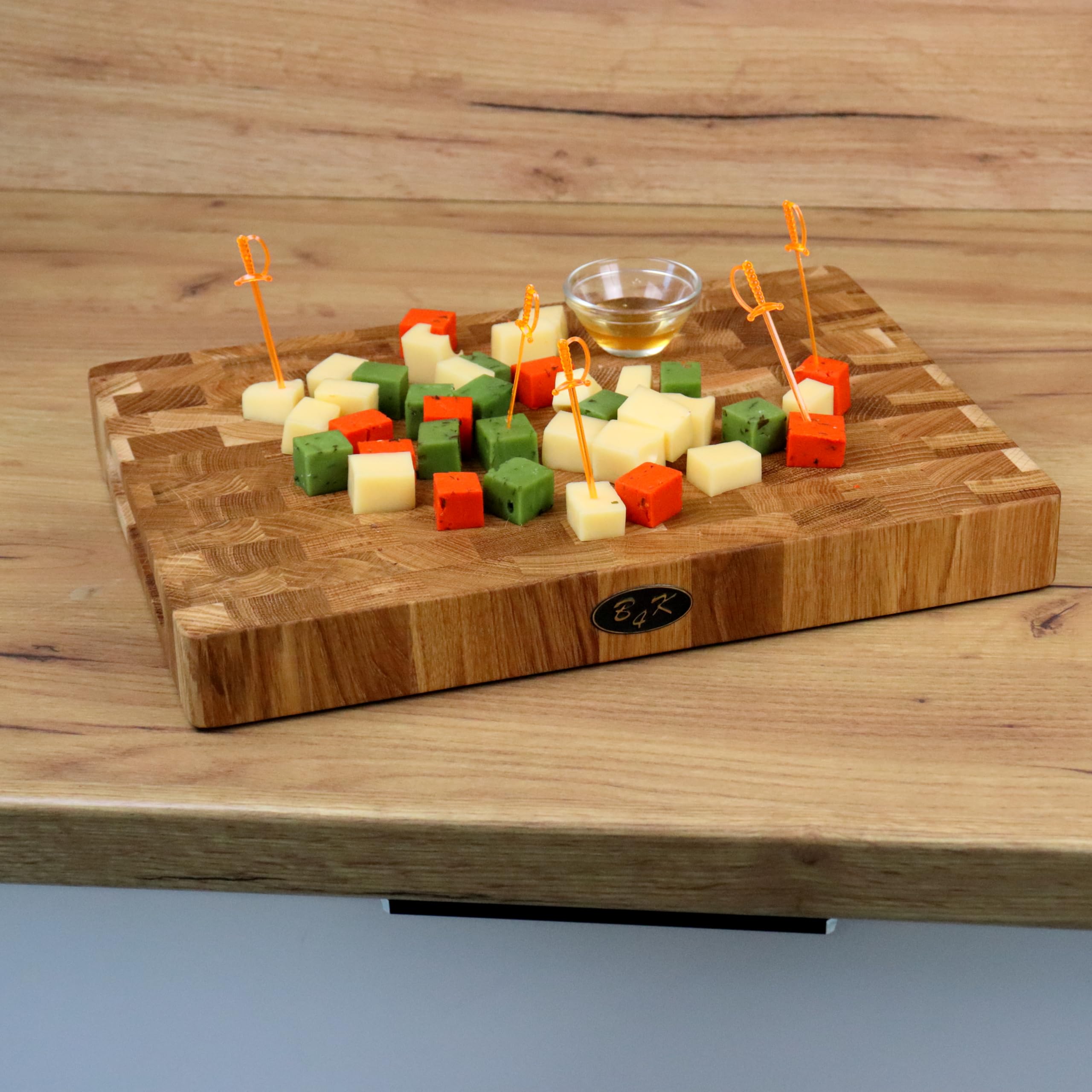 B4K® Schneidebrett mit Ständer aus Eiche Stirnholz 35 × 25 × 4 cm – Massiver Hackblock | Antibakterielles Hirnholzbrett mit Griffen & Silikonfüßen | Perfekt für Küche, Fleisch & BBQ