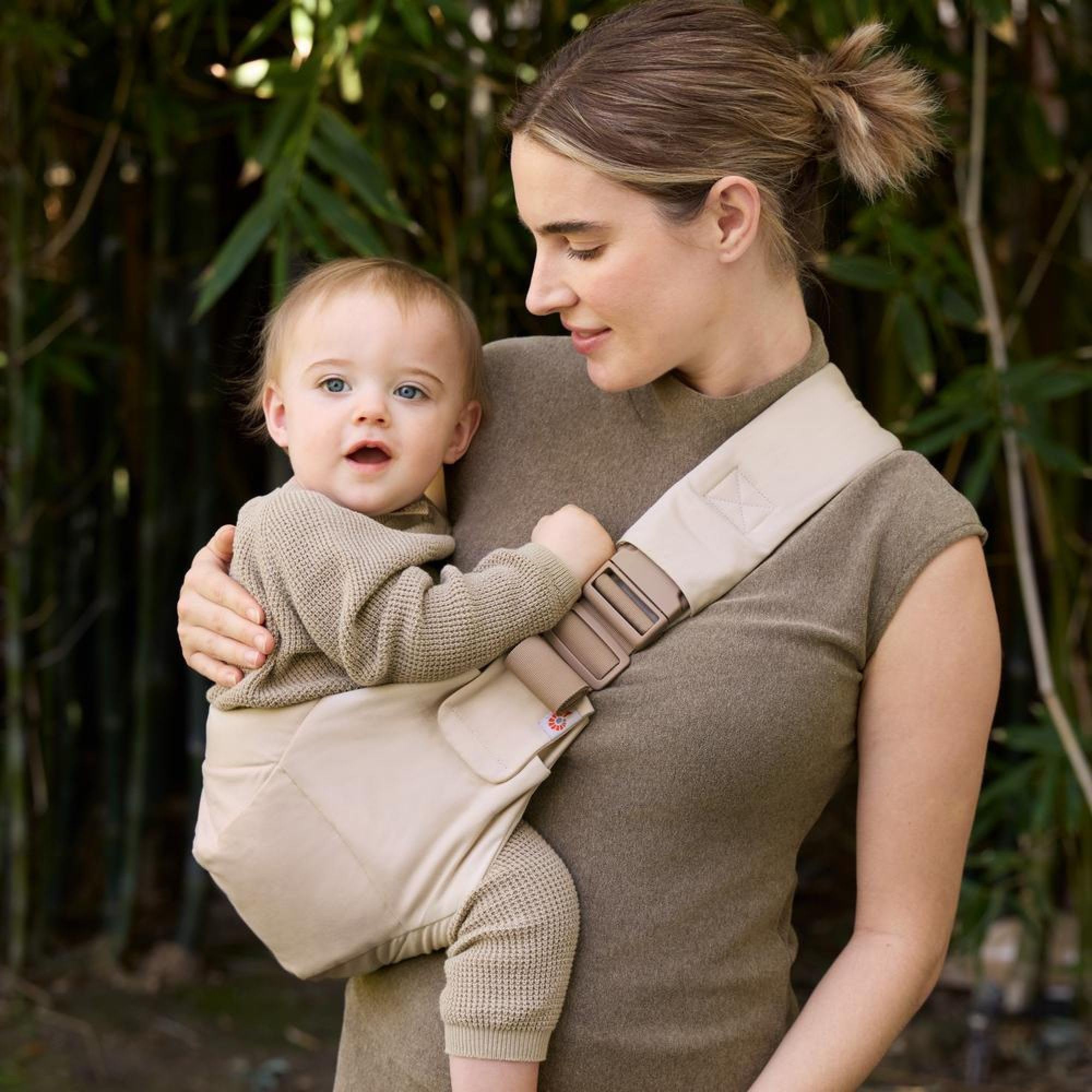 Ergobaby Upsie Sling Portabebè ergonomico per neonati e bambini piccoli dai 6 mesi (7,7-20,4 kg), passaggio spontaneo tra camminare e essere trasportati, Natural Beige