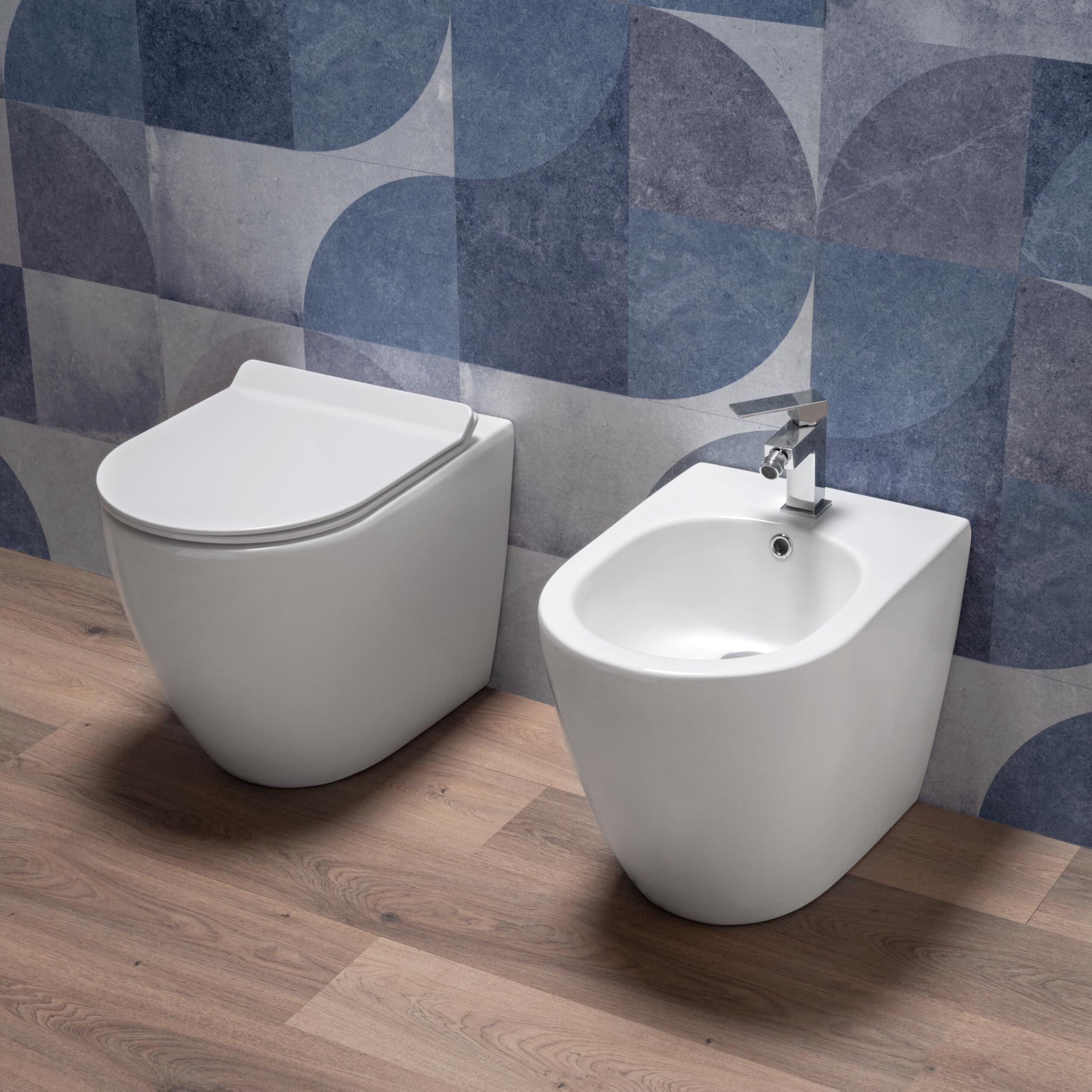 Coppia Sanitari bagno a terra in Ceramica Bianco Lucido - WC Rimless, Bidet, Sedile Soft Close, Sgancio Rapido, Risparmio Idrico, Fissaggi Inclusi, Installazione Parete o Pavimento - Mod.WhiteFloor 1