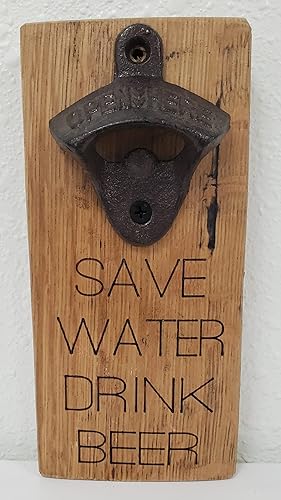 Abrebotellas montado en la pared sobre madera recuperada del barril del whisky (cerveza de la bebida del agua)