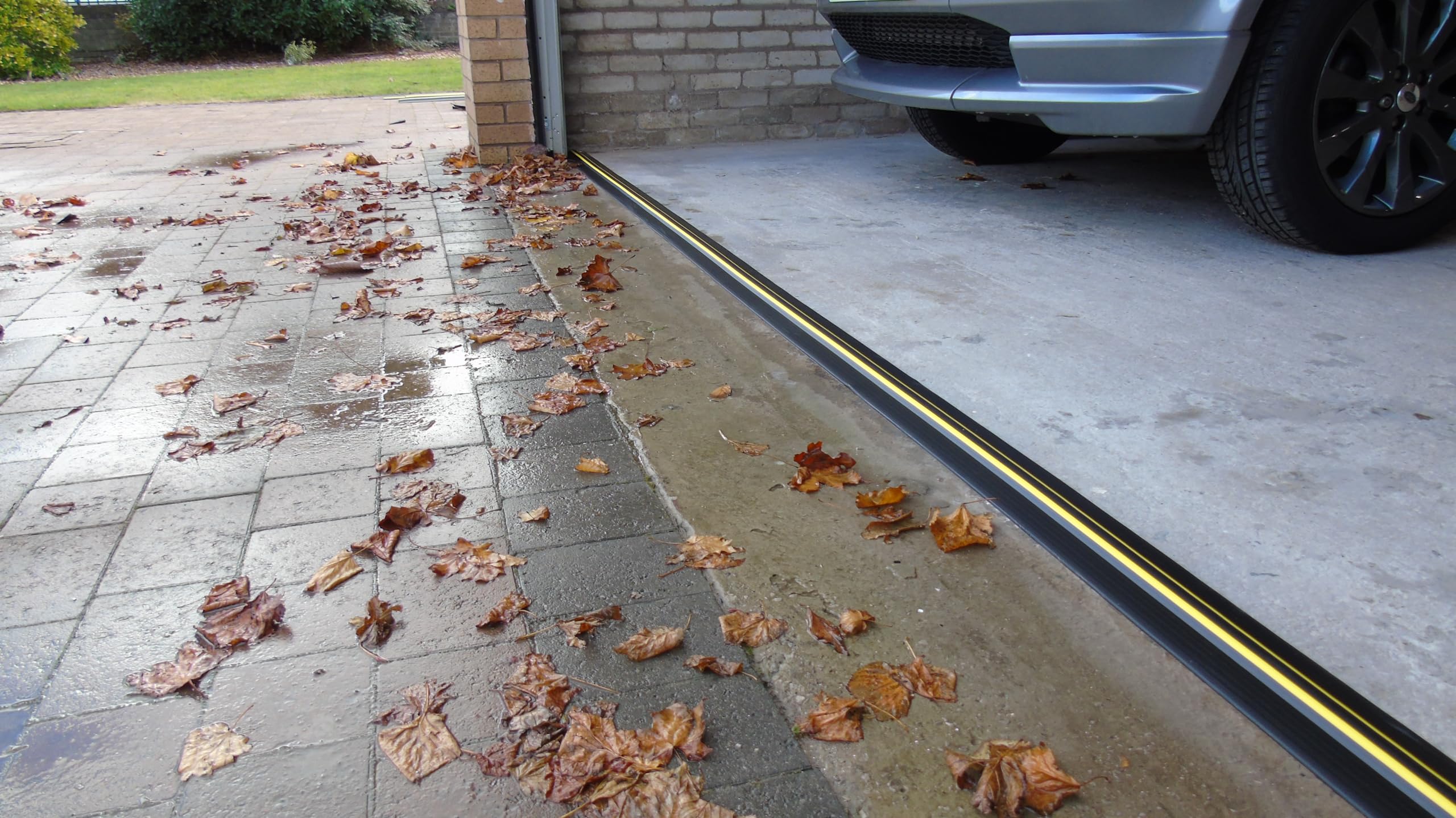 Kit de joint de seuil de porte de garage de 2 cm de haut, longueur de 3,73 m | PVC souple | Le kit complet comprend 2 adhésifs | GaraDry
