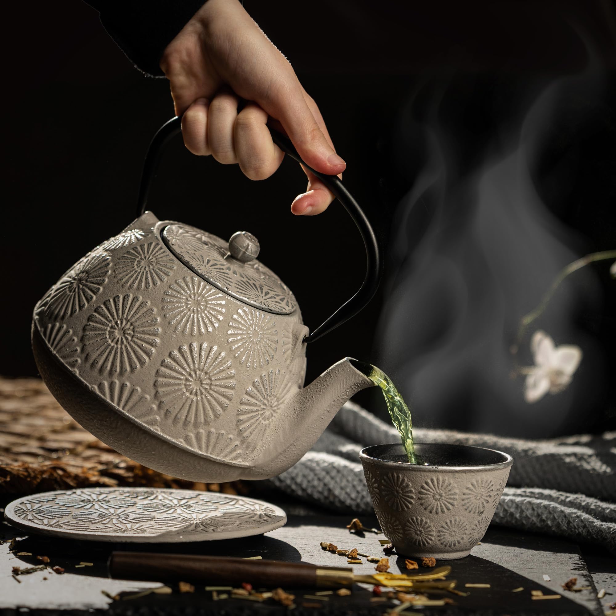 KADAX Tetera japonesa de 1,1 L con 4 tazas de té para té suelto, juego de té japonés de hierro fundido, tetera de hierro fundido con colador, tapa, asa y posavasos (gris)