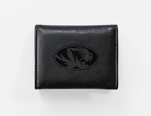 Vista 234 de Rico Industries NCAA - Cartera triple grabada con láser y tres pliegues grabada con láser, accesorio para hombre Negro