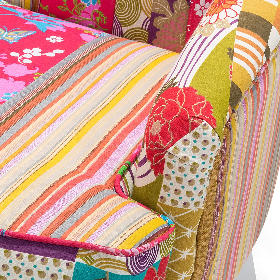 Beliani Sillón orejero tapizado en Tela Multicolor Patchwork Acolchado con Botones Patas de Madera Molde