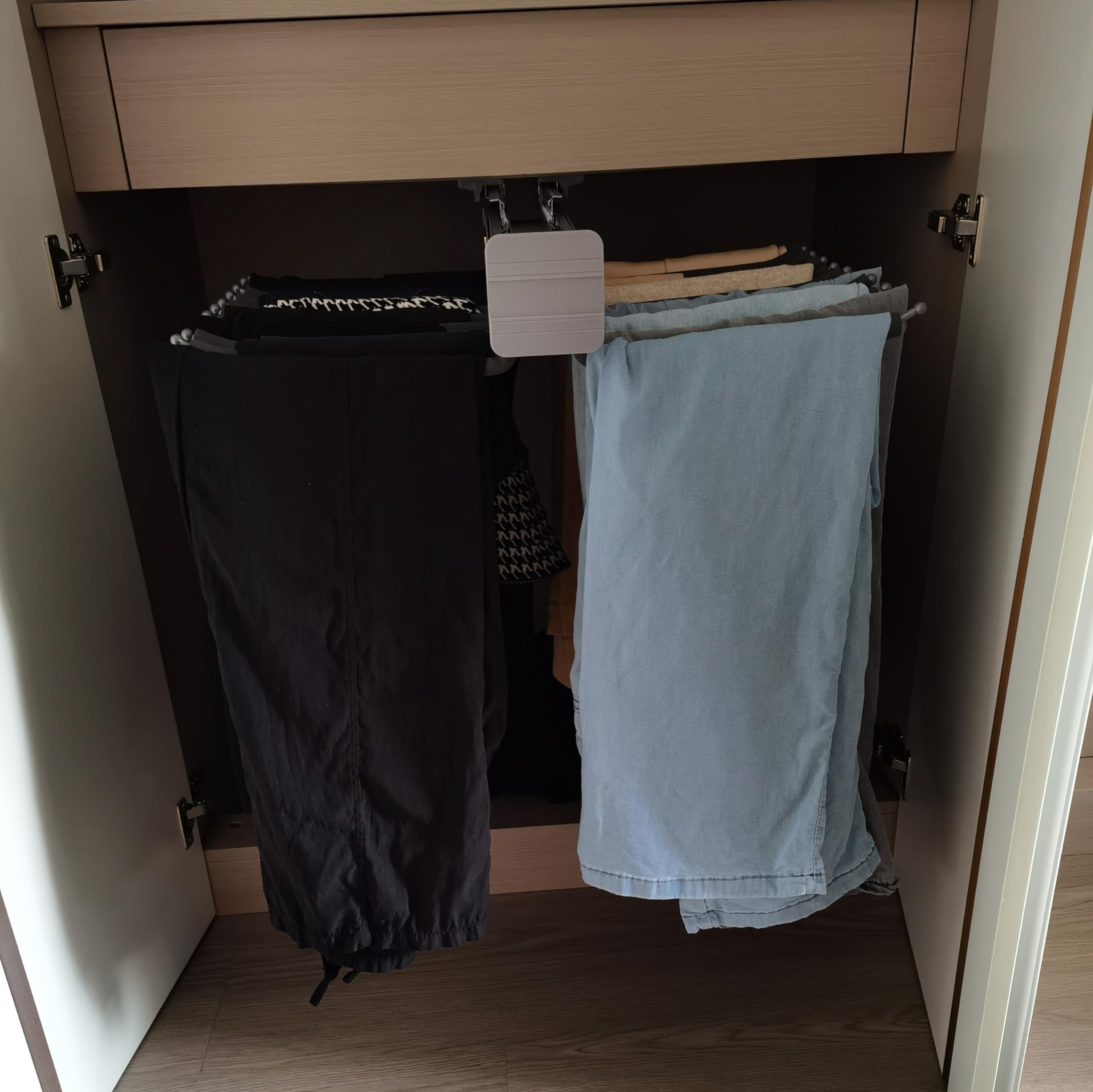 Dwurzędowy wieszak na spodnie, wysuwany wieszak na spodnie, oszczędność miejsca, 22 ramiona, wysuwany wieszak na spodnie z antypoślizgowym flokowaniem, organizer do szafy na ubrania, nośność