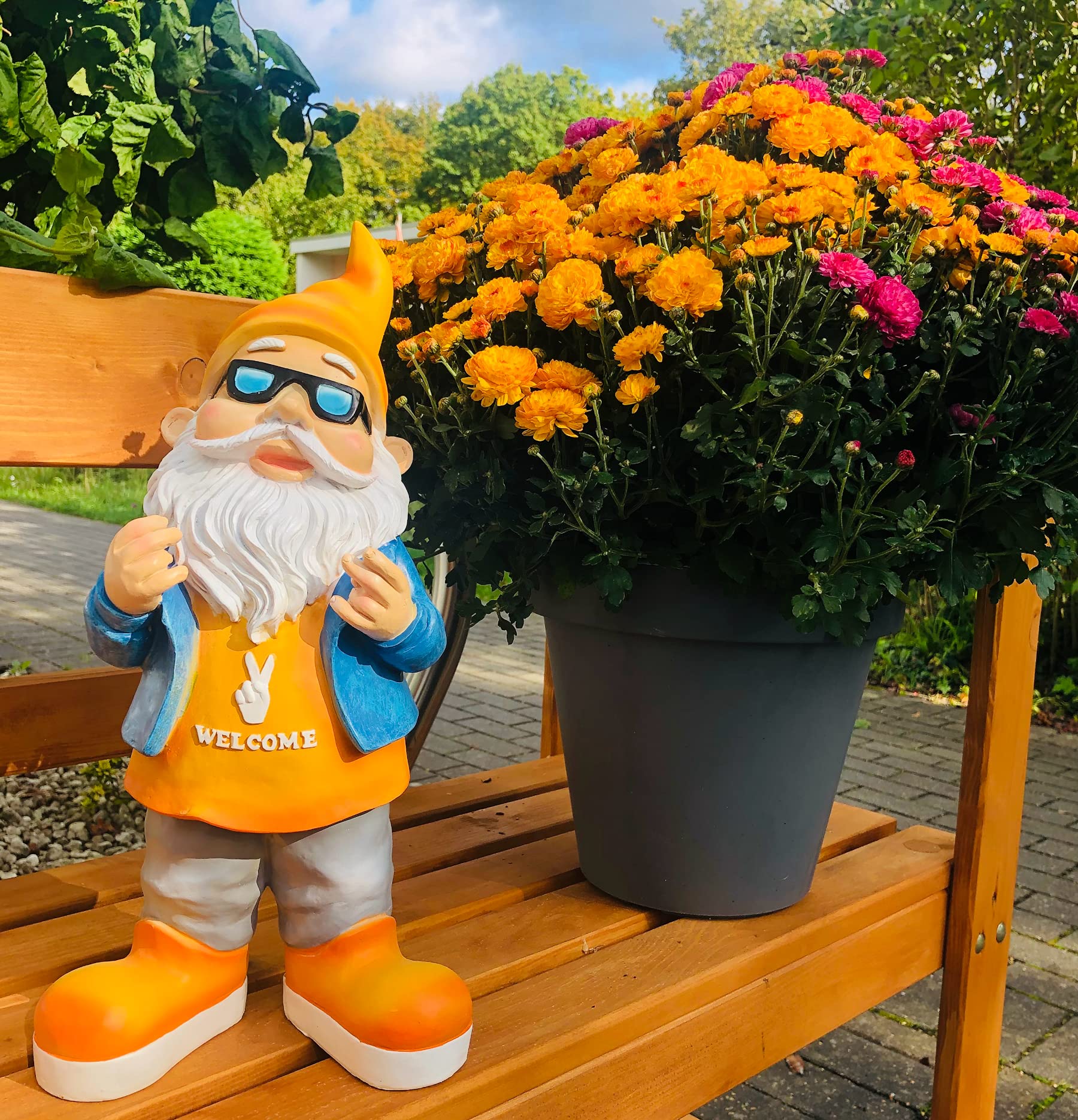 SEWAS Gartenzwerg, Welcome Rocker Gartenfigur, 40 cm, handbemalt, wetterfest, Kunstharz, Dekofigur für Innen und Aussenbereich