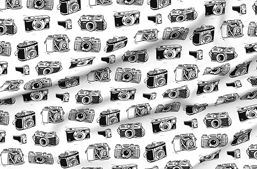 Spoonflower Tela  Fotografía en blanco y negro Foto Vintage Cámara impresa en tela de algodón Petal Signature por The Yard  Coser acolchado Ropa disponible en Yaxa Guatemala