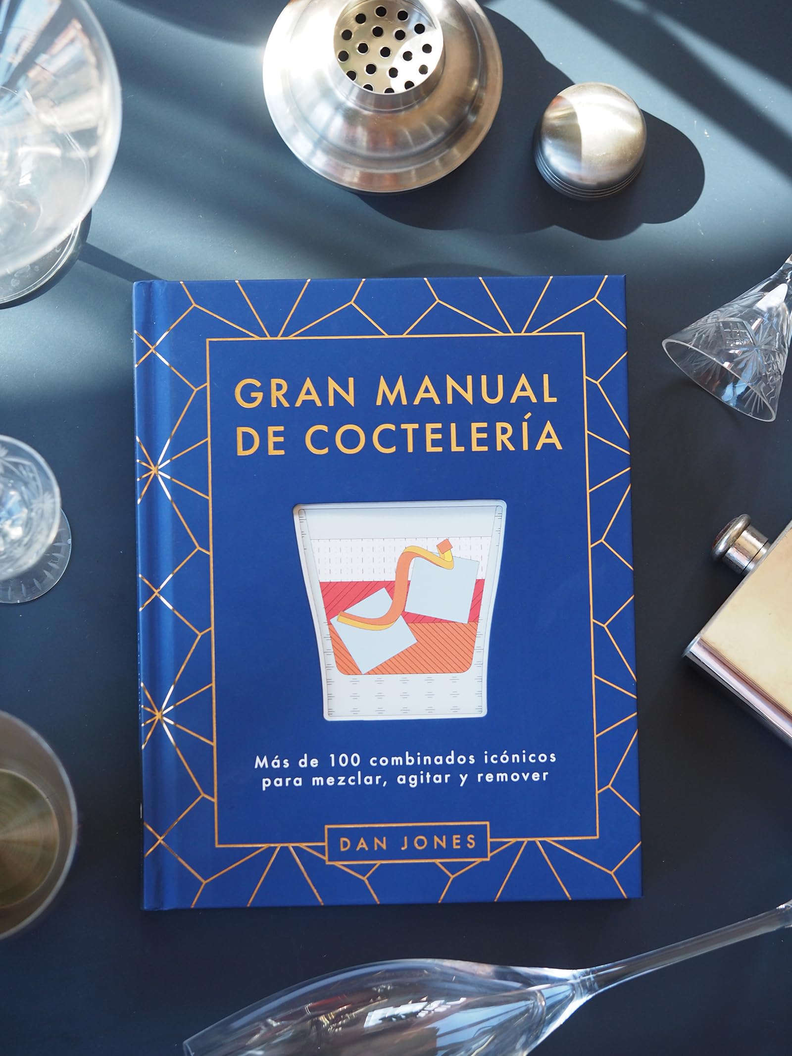 Gran manual de coctelería. Más de 100 combinados icónicos para mezclar, agitar y remover (BEBIDAS)