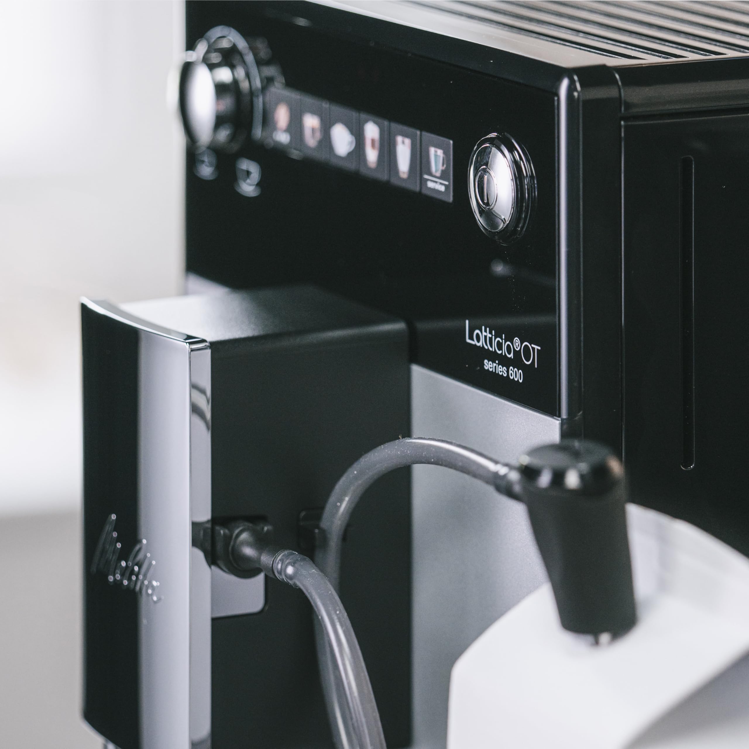 Melitta Latticia One Touch Argent, Machine à Café à Grains avec Broyeur et Système Latte Perfection, Silencieuse, Mode 1 à 2 Tasses, Automatique, F300-101, 1450W